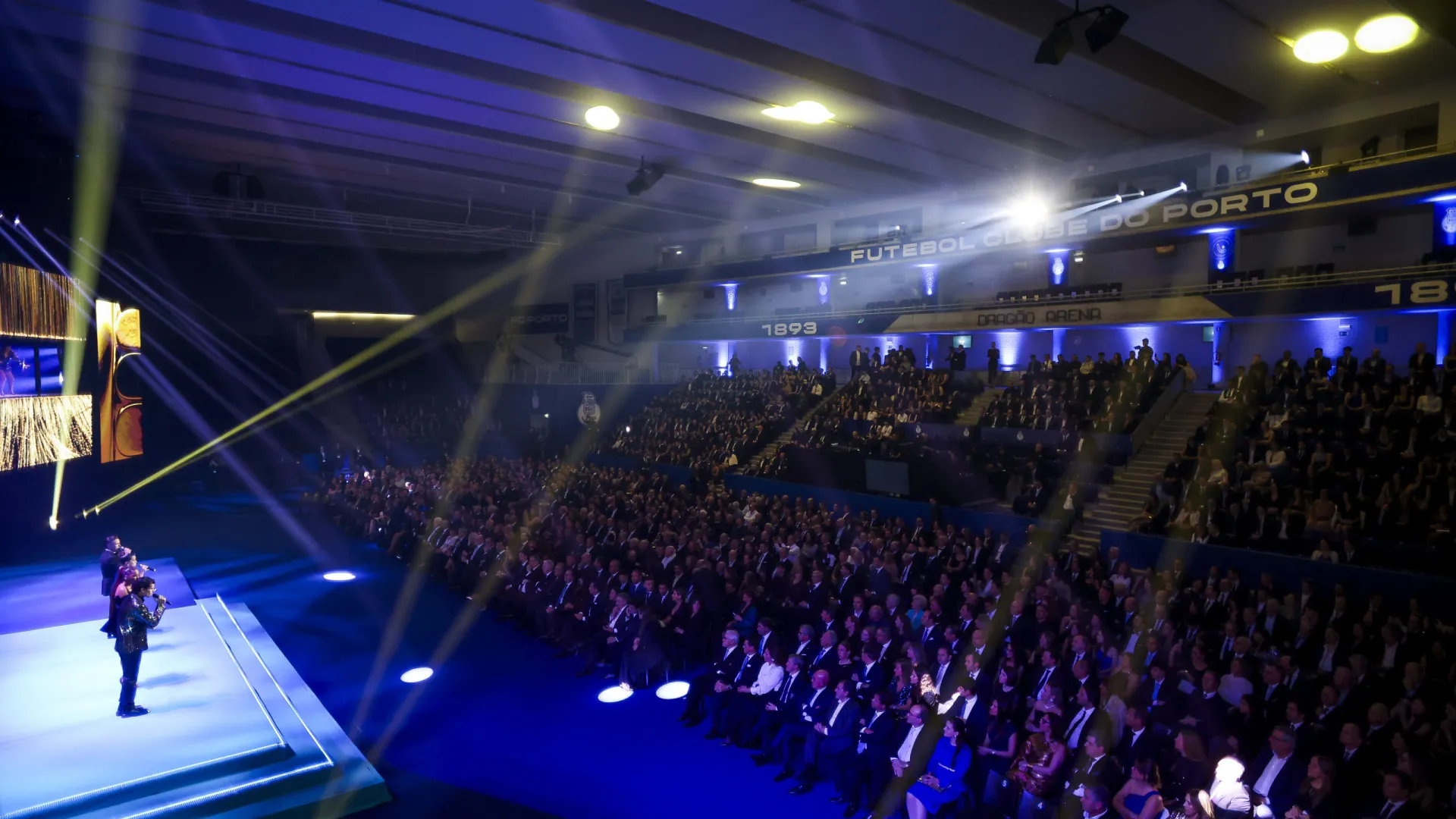 
                    Gala dos Dragões com muita emoção (e lágrimas) ao recordar quem partiu
                