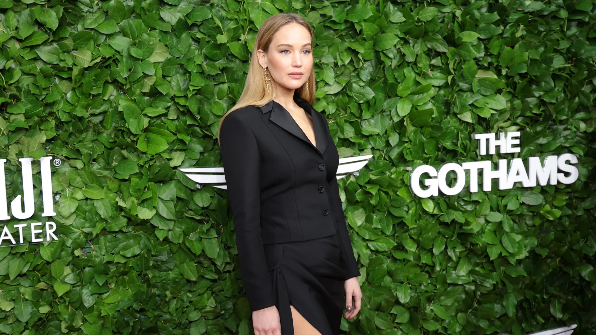 
                    Jennifer Lawrence deslumbra com blazer e saia em gala
                