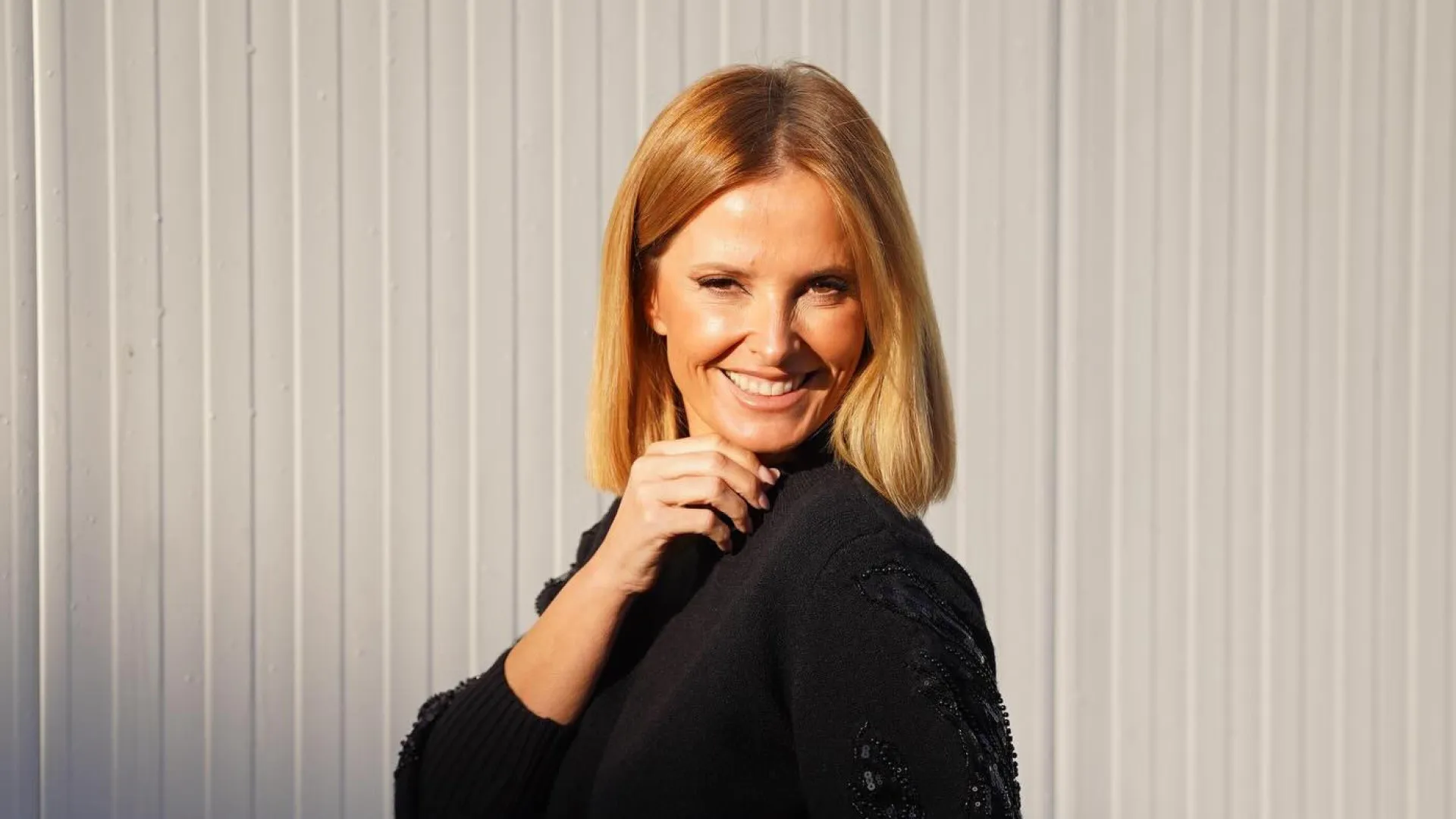 
                    Cristina oferece adereço do estúdio a menina com síndrome de Down
                