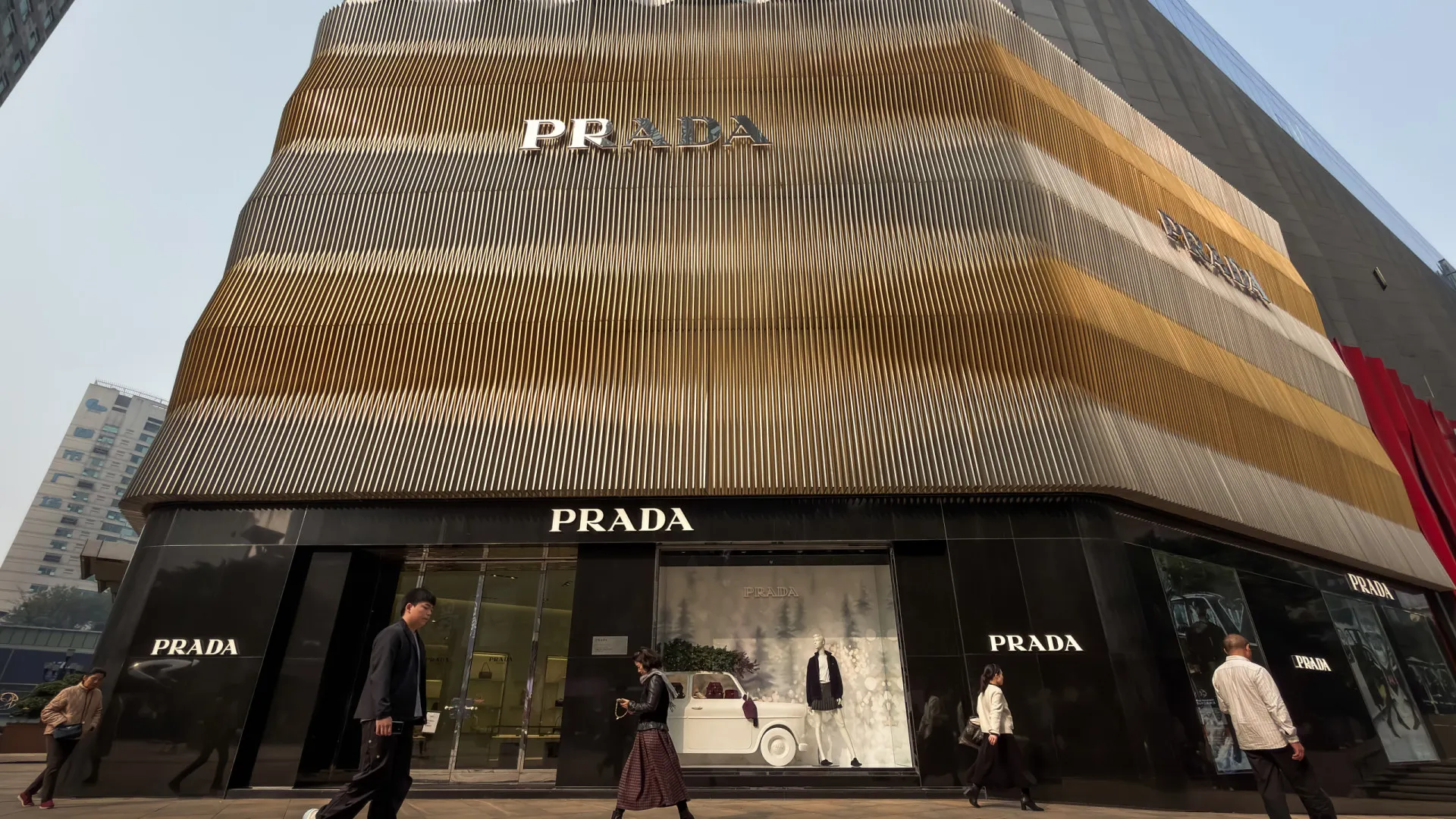 
                    Prada conclui compra da Versace por 1.184 milhões de euros
                
