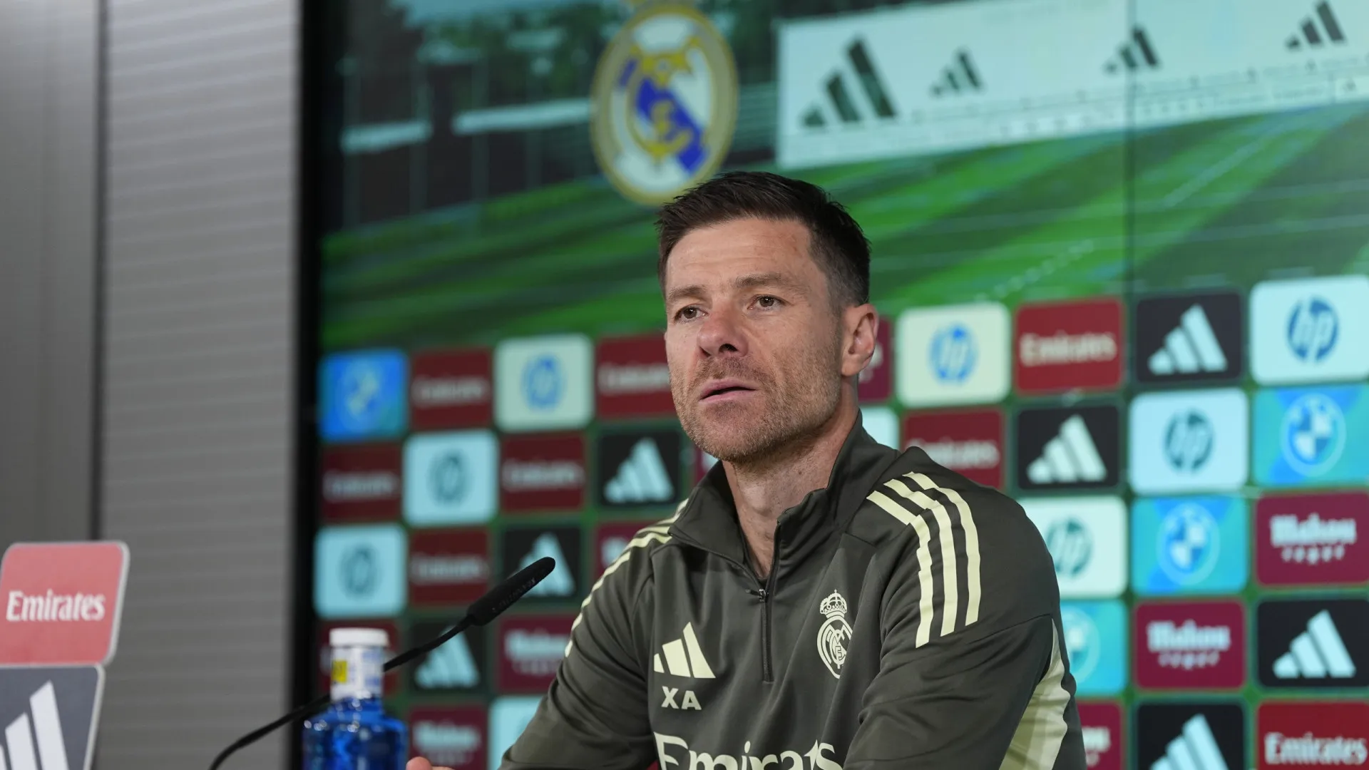 
                    Xabi Alonso ao lado de Ronald Araújo, do Barcelona: 