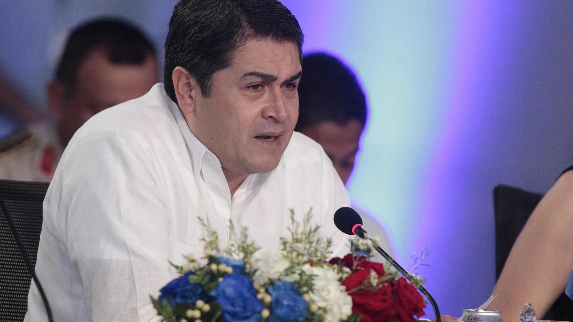 
                    Democratas hispânicos acusam Trump de hipocrisia após perdão a ex-presidente hondurenho
                