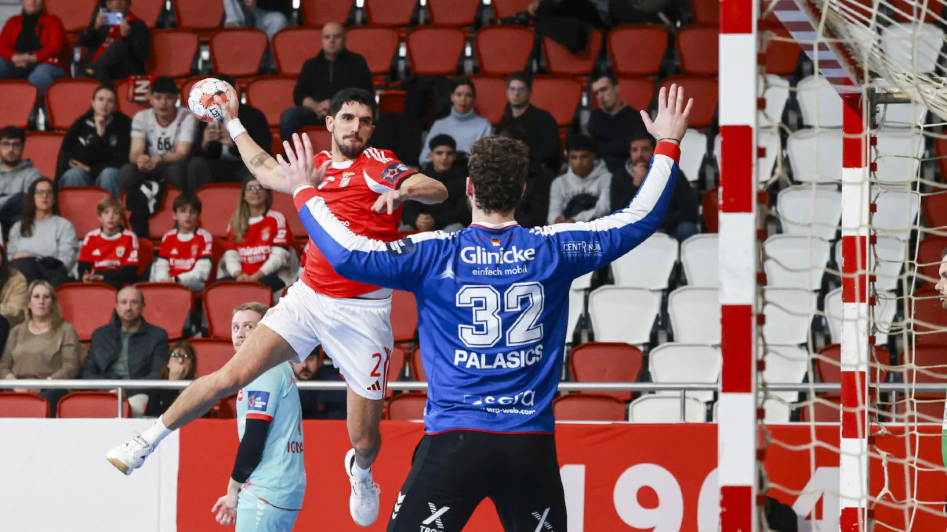 
                    Benfica em queda na Liga Europeia. FC Porto termina como líder do grupo
                