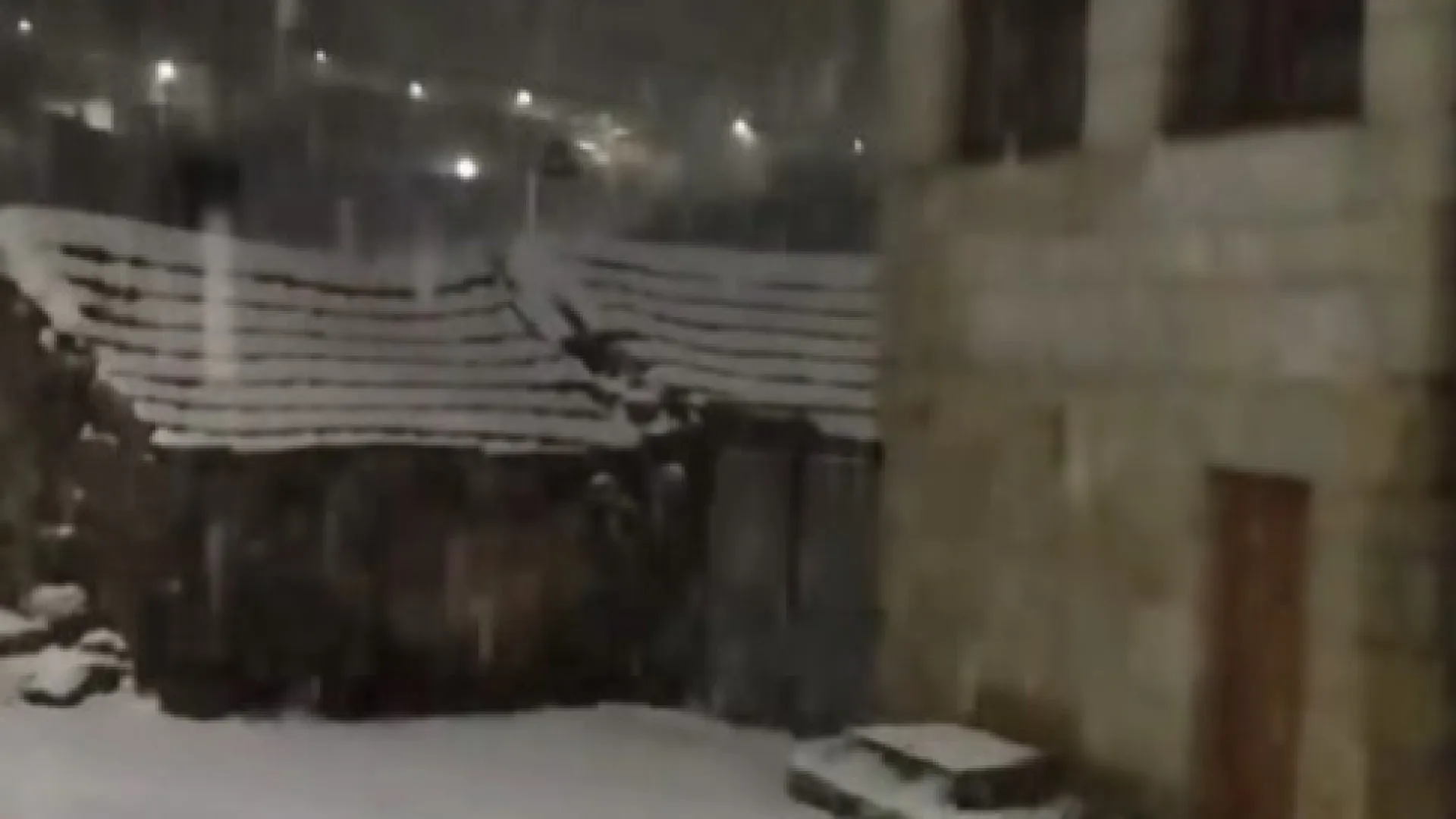 
                    Neve no Montemuro corta estrada nacional entre Cinfães e Castro Daire
                