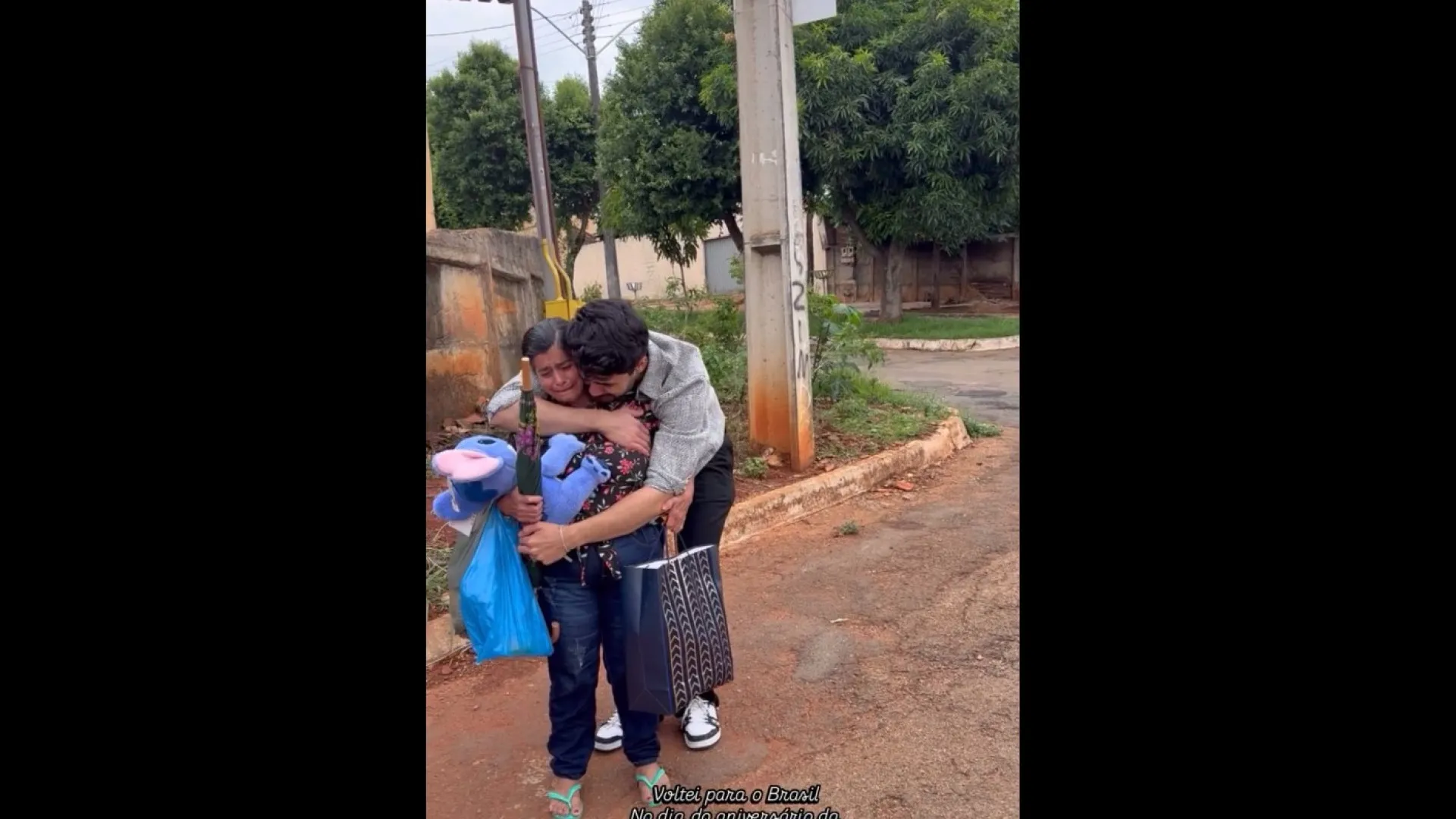 
                    Filho imigrado volta a casa para surpreender mãe no aniversário. Veja
                