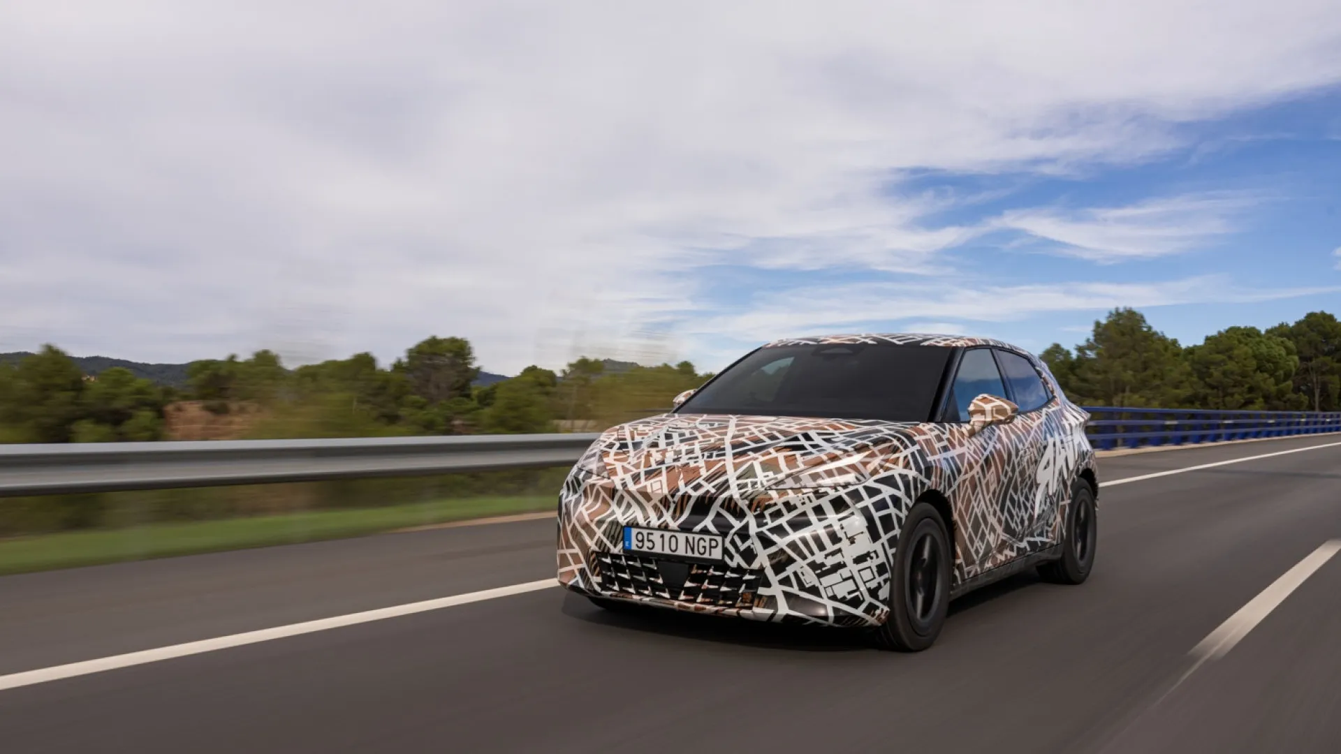 
                    Cupra Raval camuflado já acelera nas estradas
                