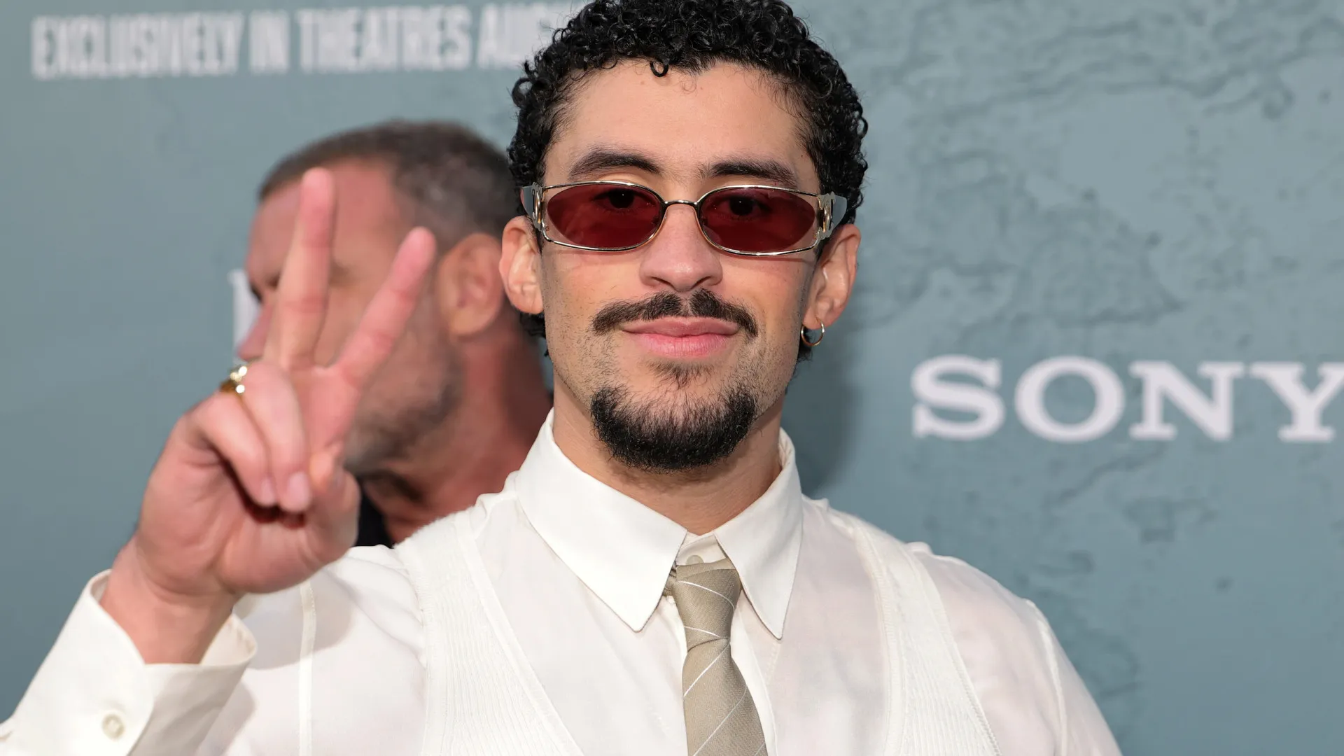 
                    Bad Bunny destrona Taylor Swift. É o mais ouvido do Spotify em 2025
                