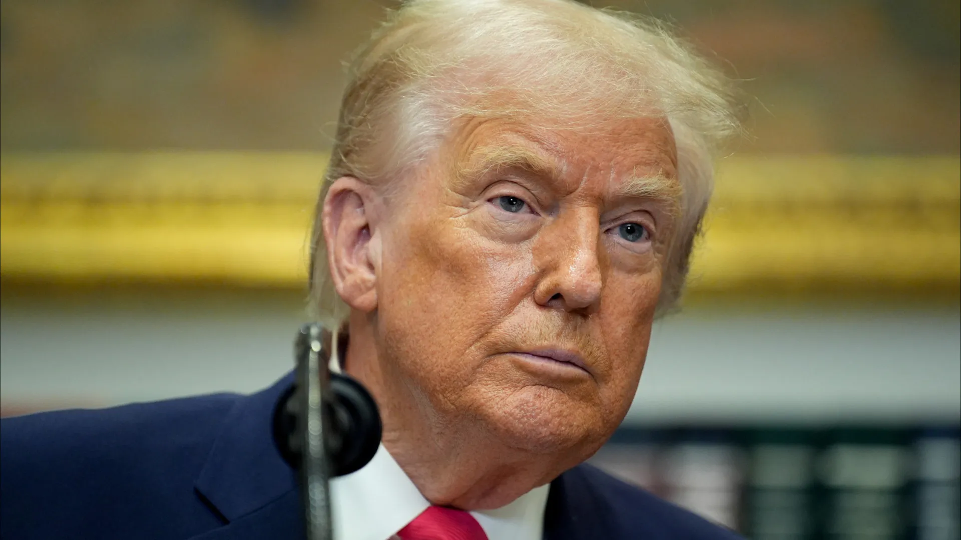 
                    Trump veta lei sobre terras de tribo após polémica com centro de imigrantes
                