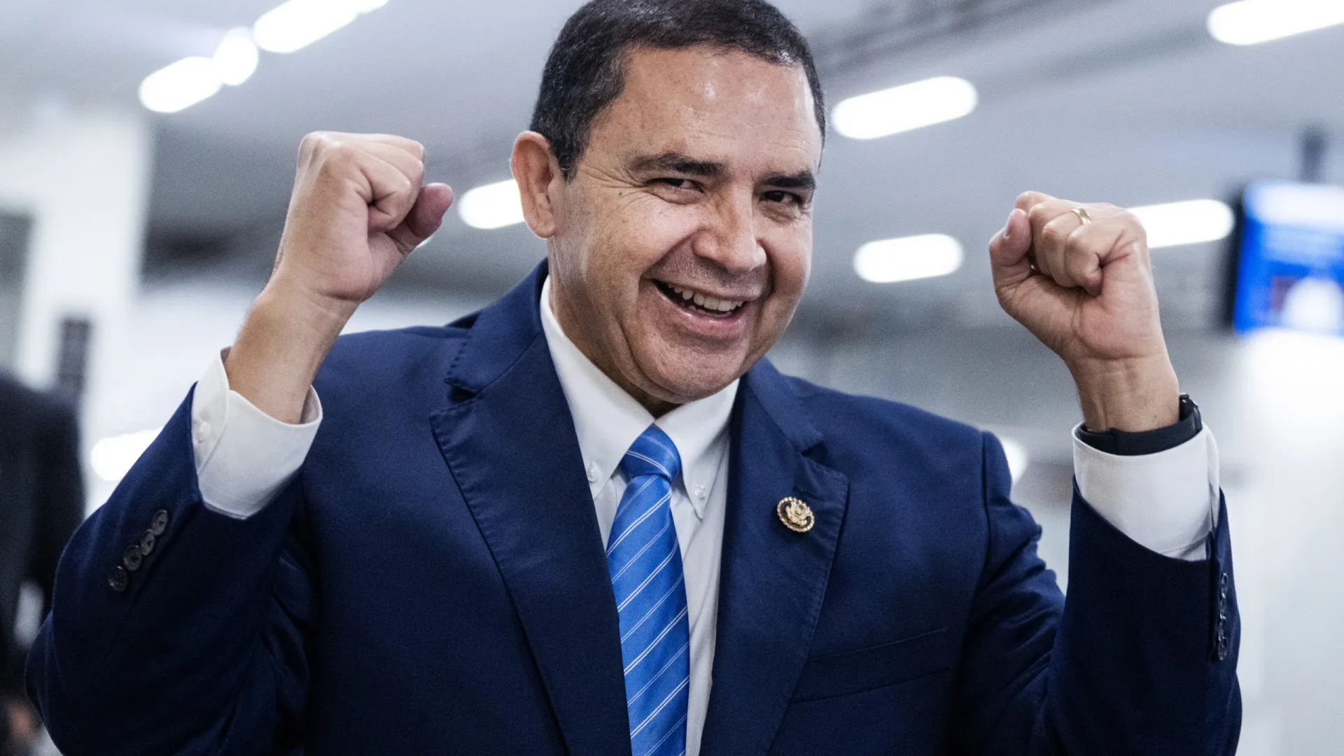 
                    Trump indulta congressista Henry Cuéllar, acusado de aceitar subornos
                