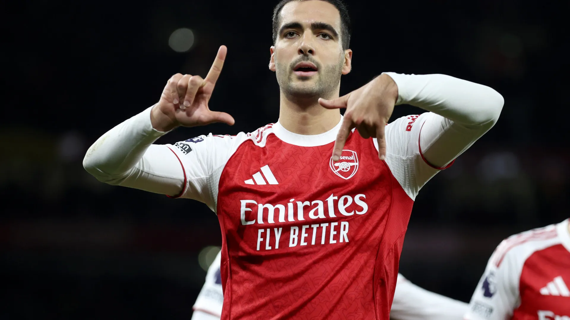 
                    Arsenal vence Brentford e 'descola' na liderança da Premier League
                