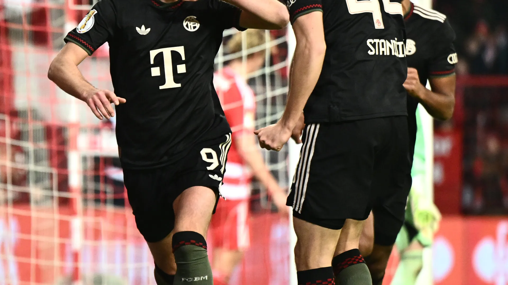 
                    Kane e autogolos salvam Bayern de susto antes da receção ao Sporting
                