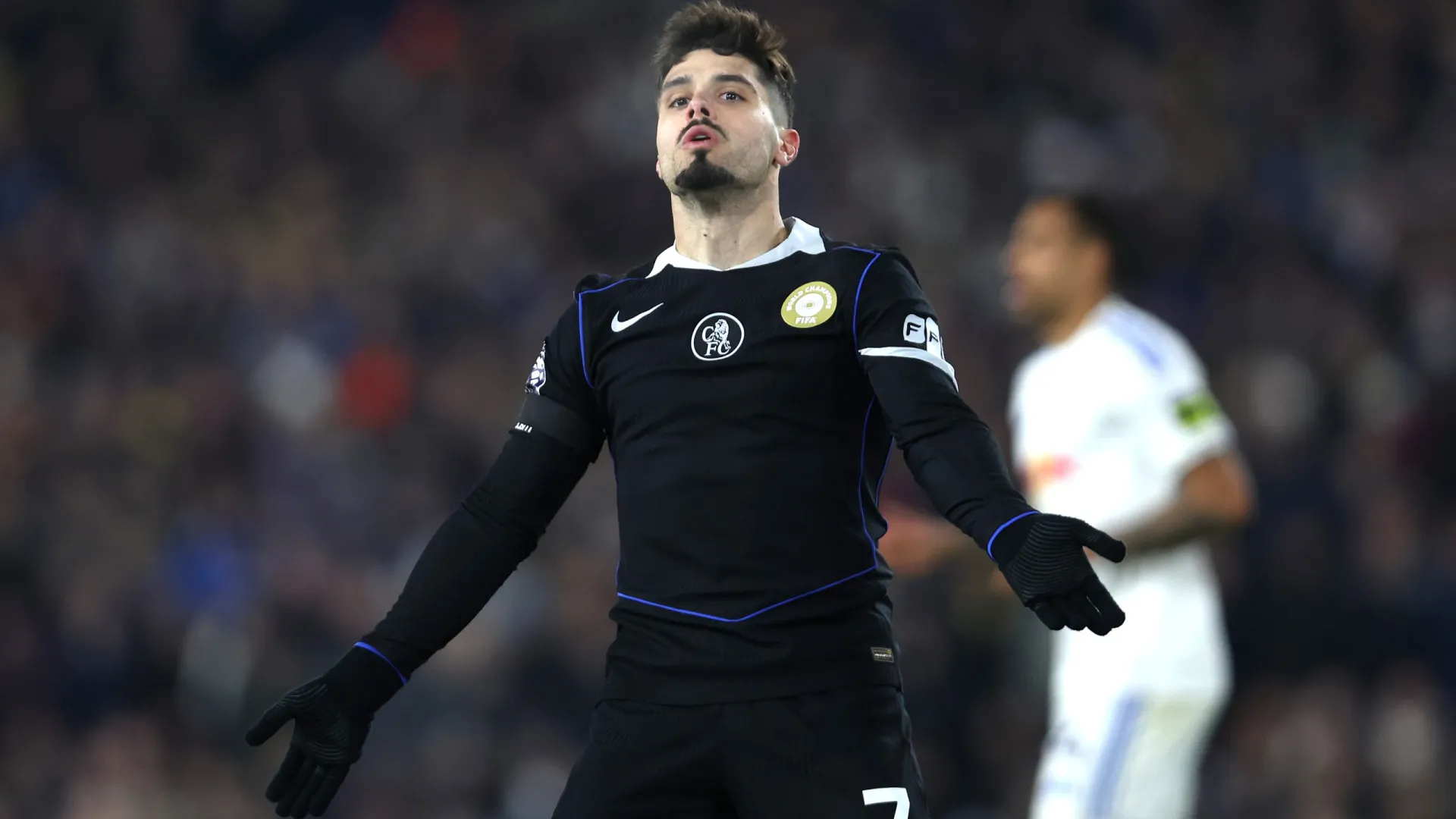 
                    EM DIRETO: Arsenal firme na liderança. Chelsea e Liverpool em apuros
                