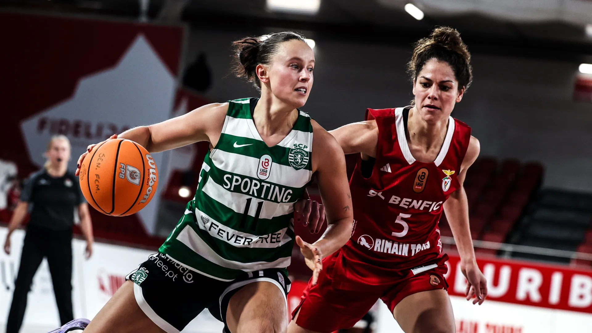 
                    Sem hipóteses. Benfica bate Sporting no dérbi feminino de basquetebol
                