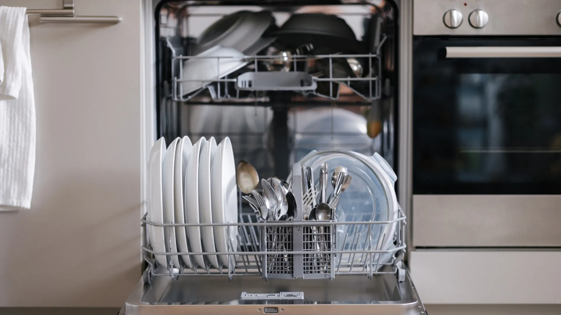 
                    Dez coisas que nunca deve lavar na máquina da loiça
                