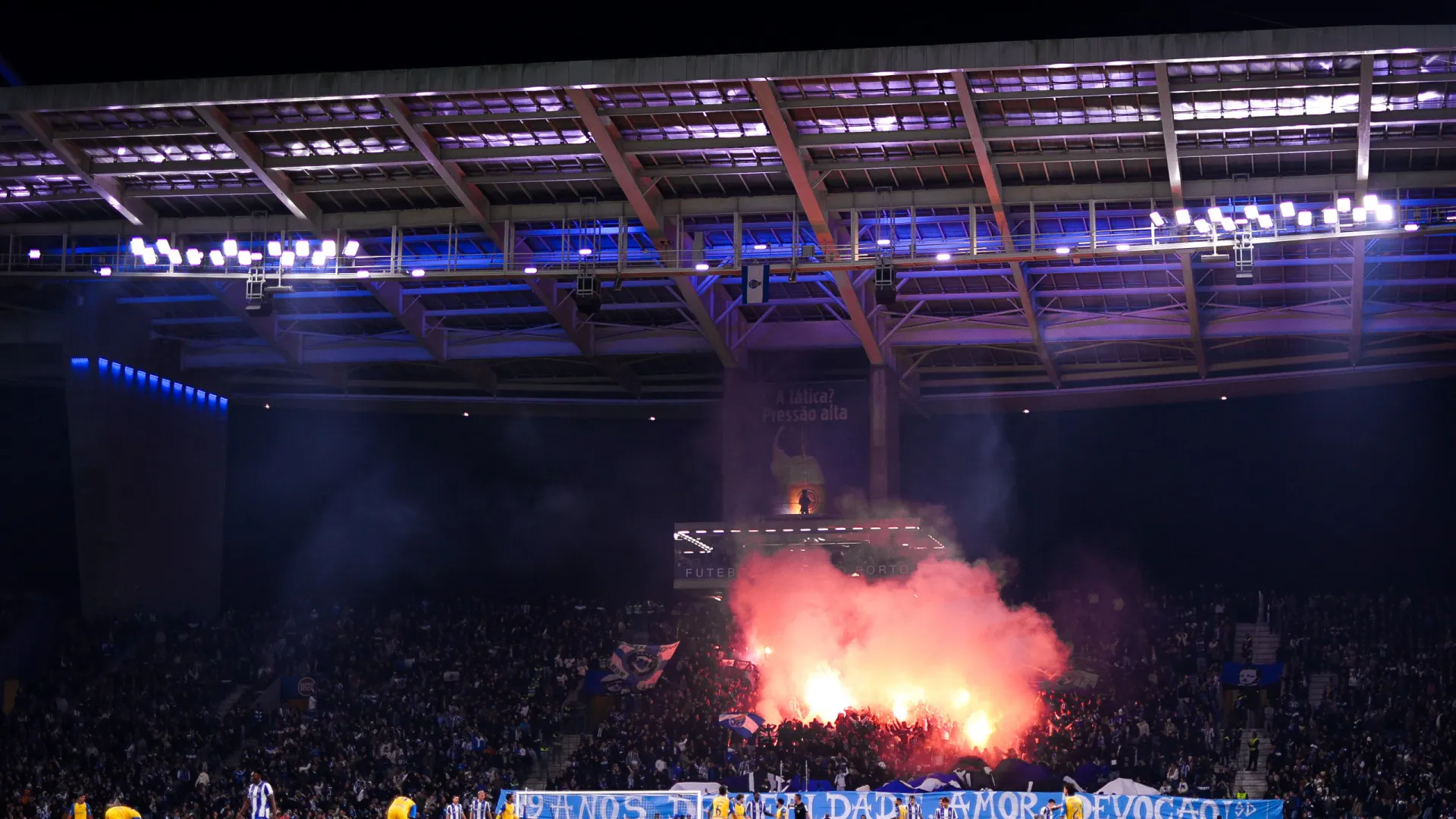 
                    Adeptos e speaker do FC Porto fazem o que não devem e AVB paga a fatura
                