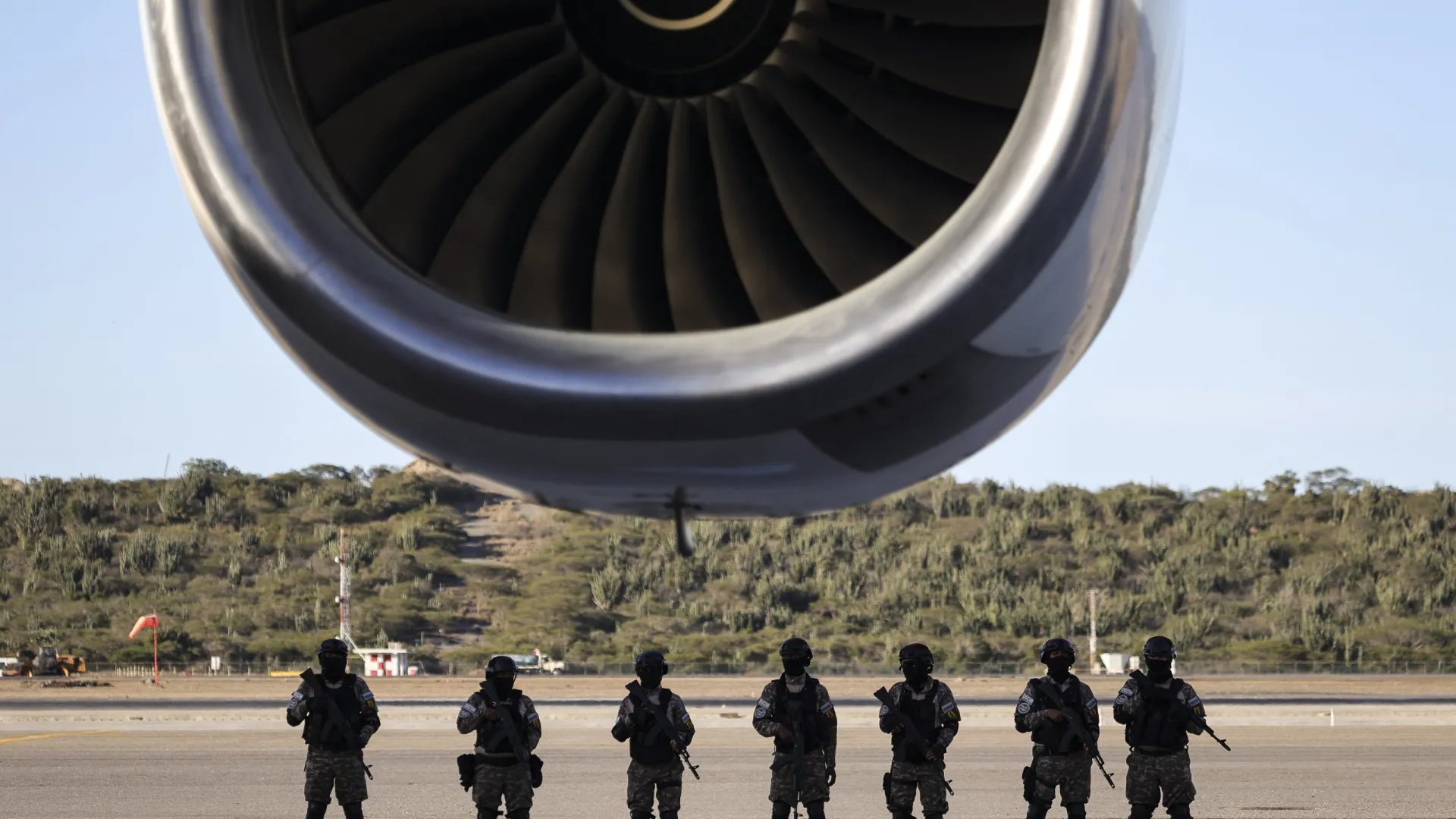 
                    EUA vão comprar aviões para auxiliar deportação em massa de imigrantes
                