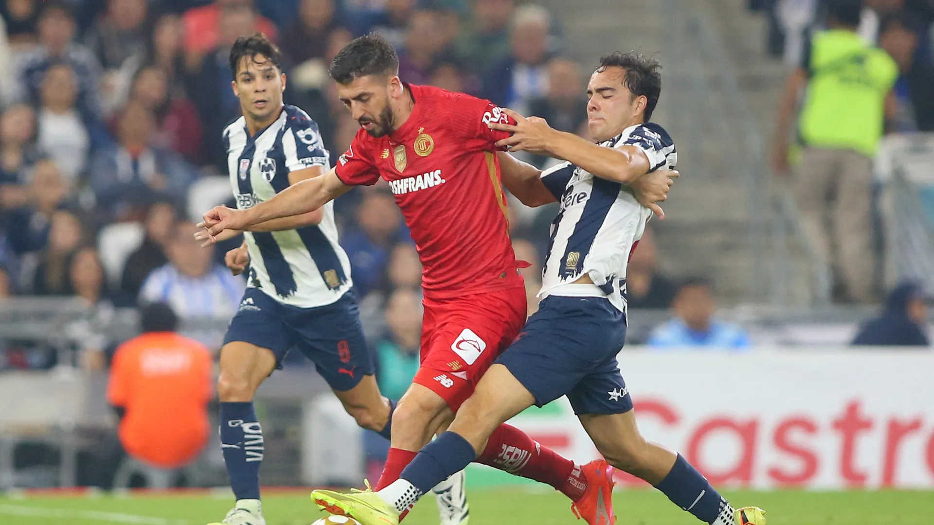 
                    Corona trama Paulinho e deixa Toluca em risco de eliminação
                