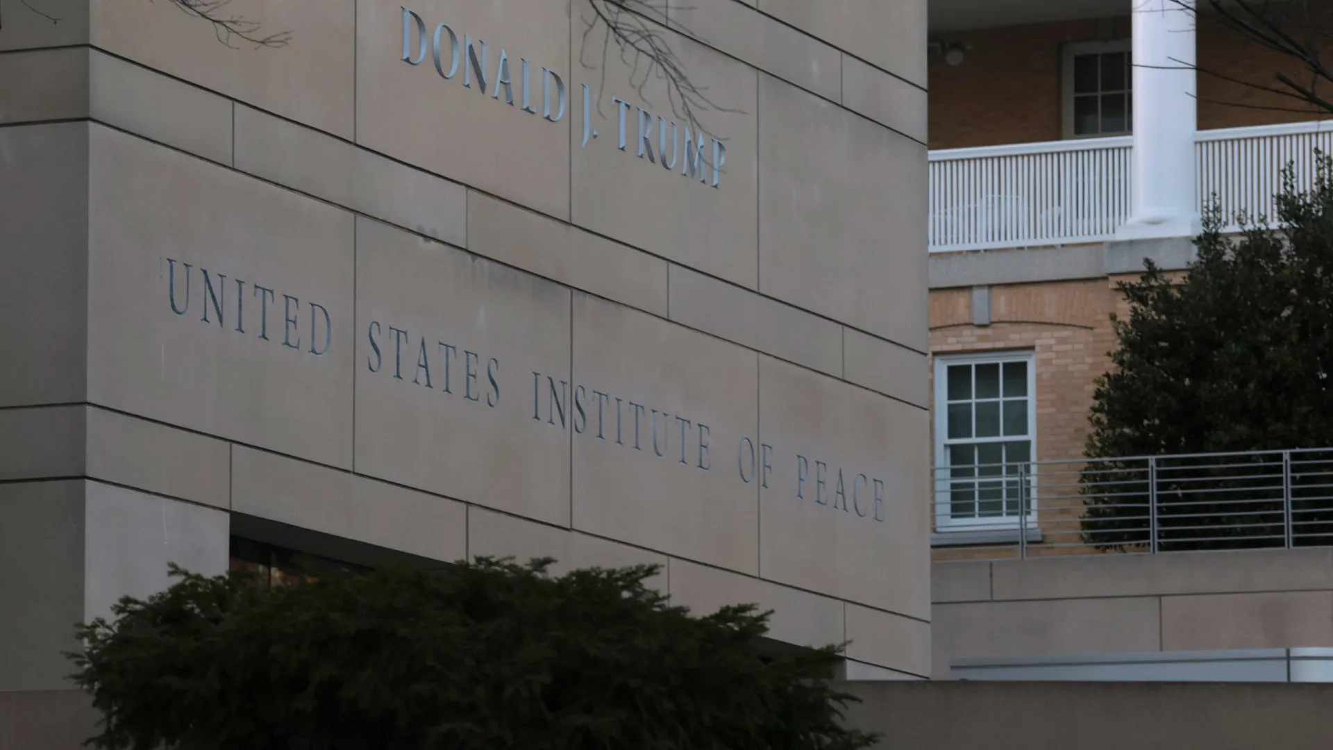 
                    Trump renomeia prédio que quis fechar: 