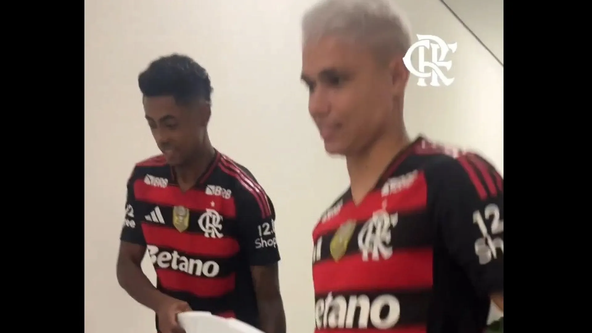 
                    O presente dos jogadores do Flamengo para Filipe Luís após o título
                