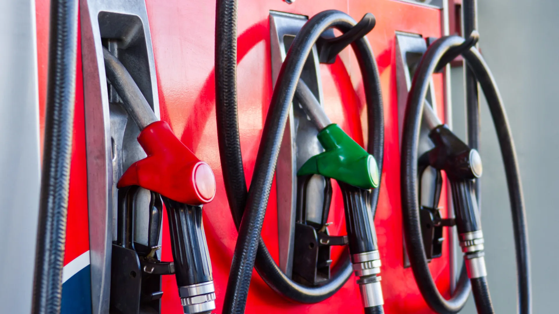 
                    Trump alivia metas e facilita carros de combustão nos EUA
                