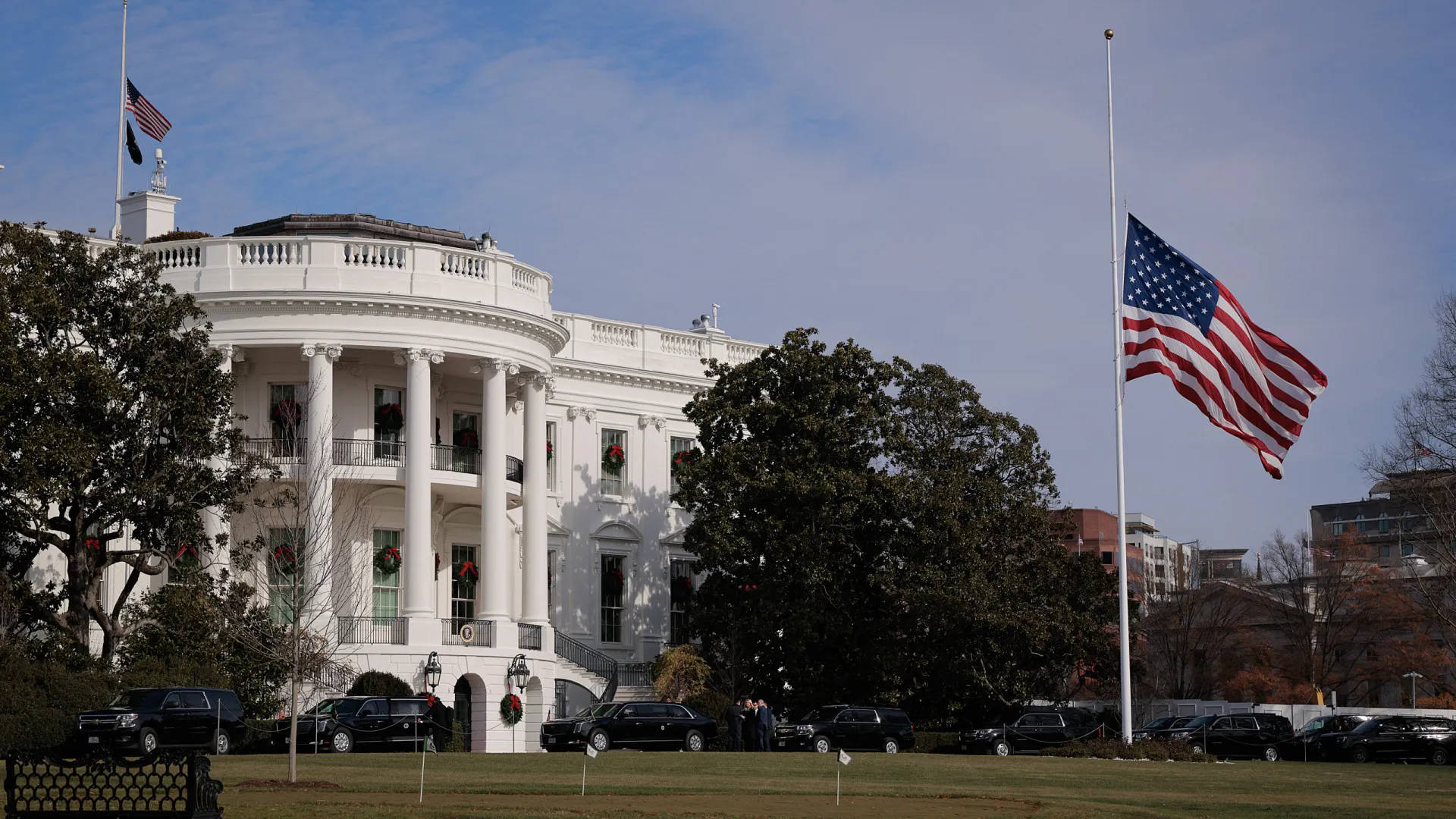 
                    Trump manda colocar bandeiras a meia haste pela morte de soldado
                