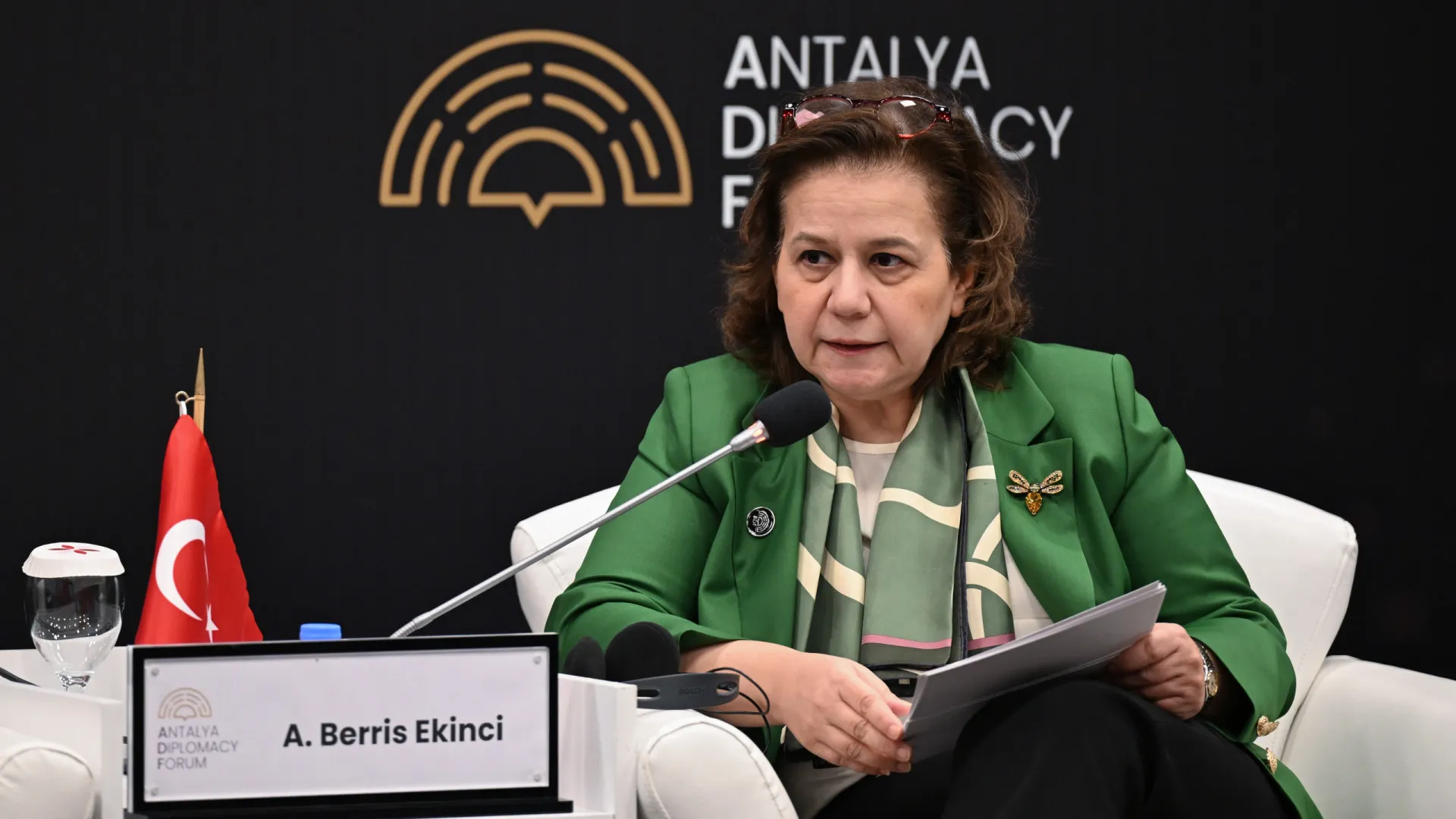 
                    Turquia convoca embaixadores de Kyiv e Moscovo por ataques a navios 
                