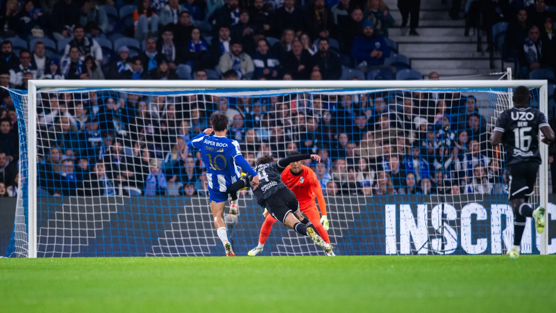 
                    [1-1] FC Porto-Vitória SC: Rosario comete penálti e Nélson Oliveira marca
                