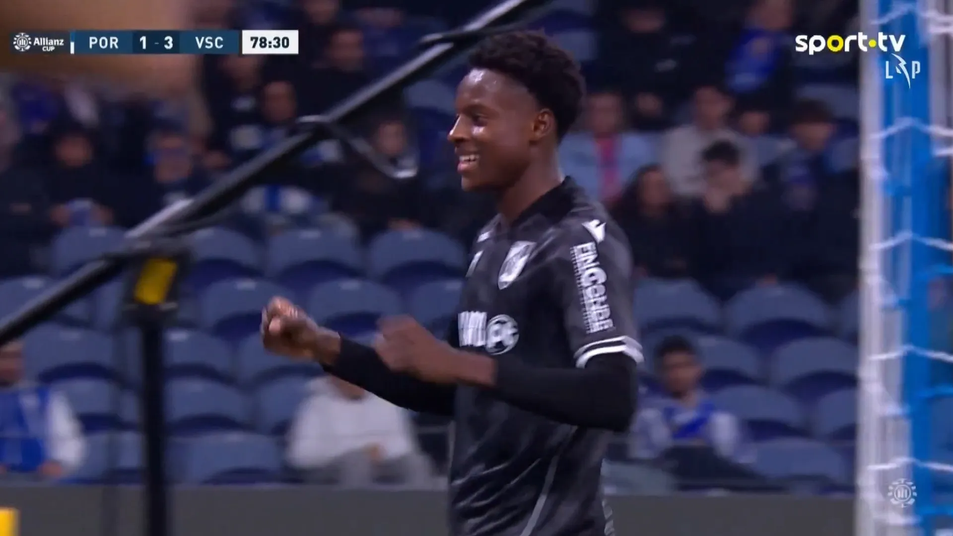 
                    Vitória SC 'arrumou' com FC Porto na Taça da Liga com este golo de Camara
                