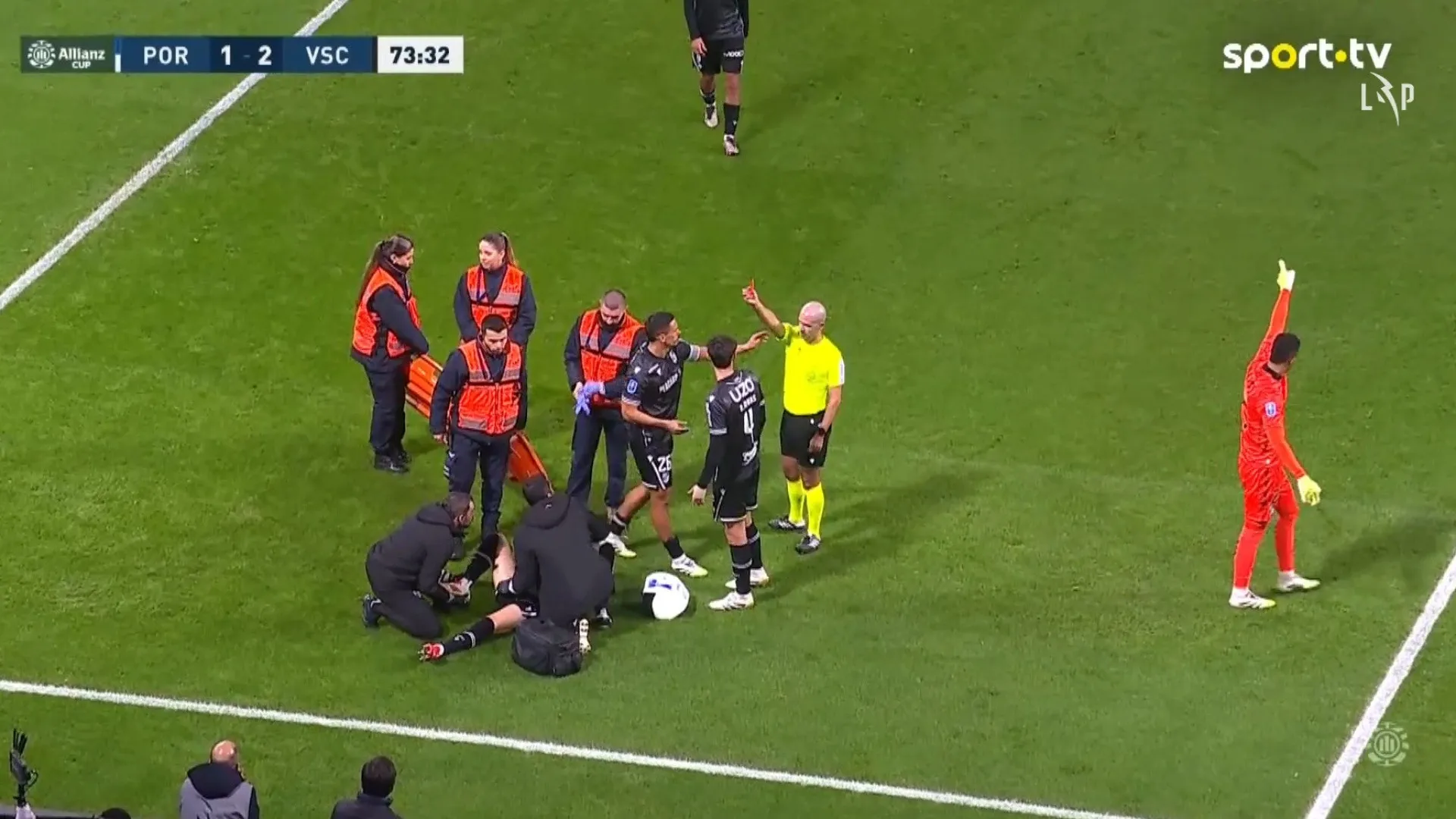 
                    Insólito. Médico assiste atleta, confronta árbitro e é expulso no Dragão
                