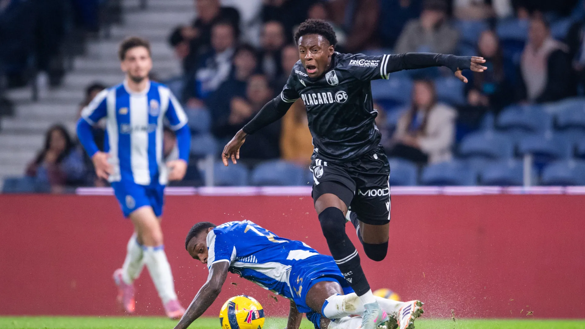 
                    Vitória elimina FC Porto... e aponta ao campeonato: 