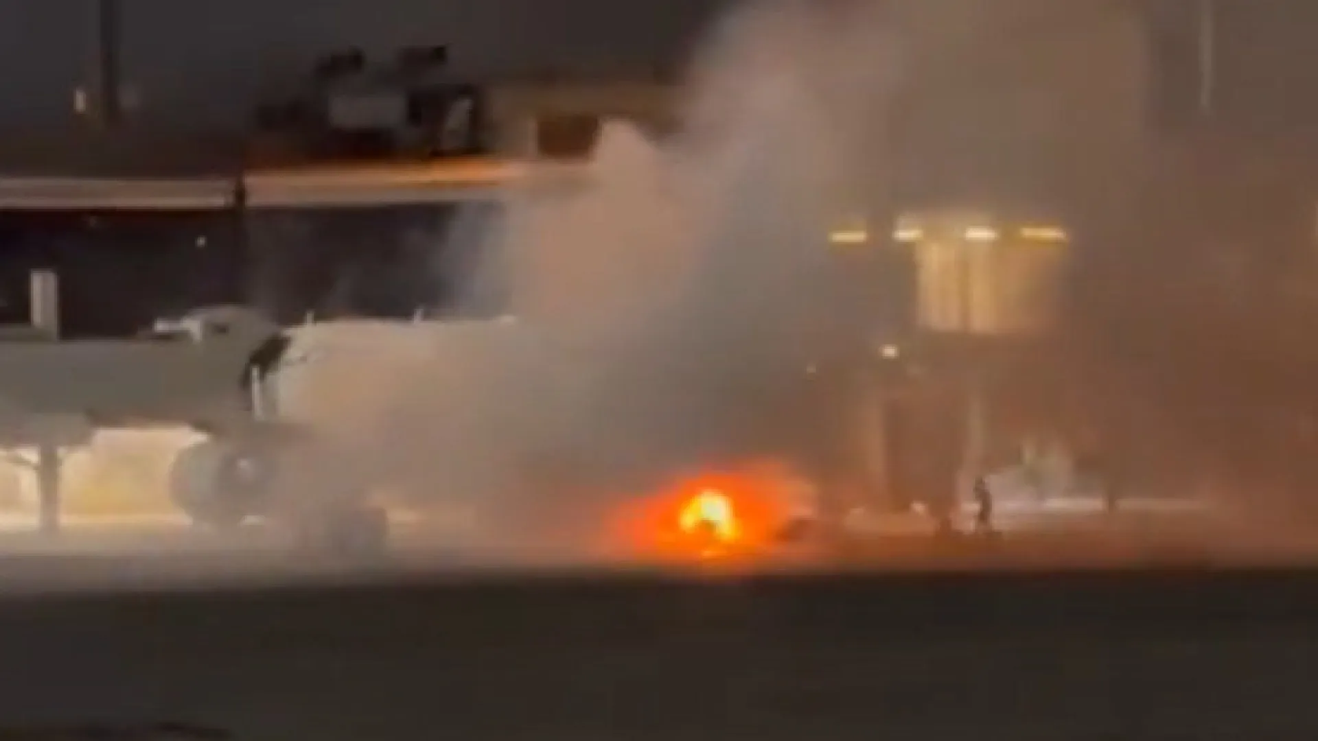 
                    Incêndio obriga à evacuação de um avião no Brasil. Veja o momento
                