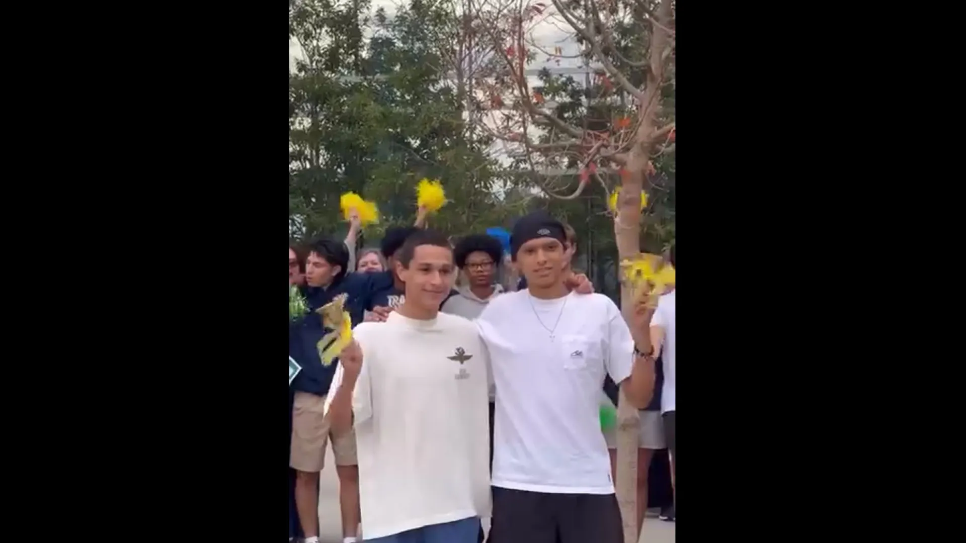 
                    Jovem espera que amigo (também) termine quimioterapia para tocar sino
                