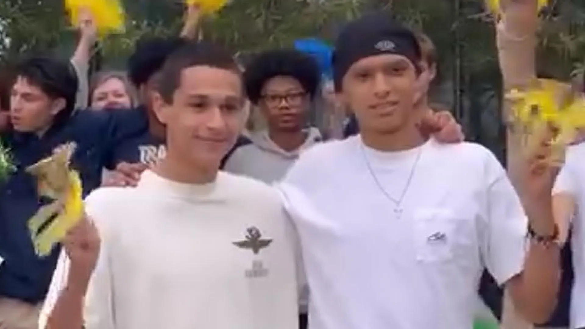 
                    Jovem espera que amigo (também) termine quimioterapia para tocar sino
                