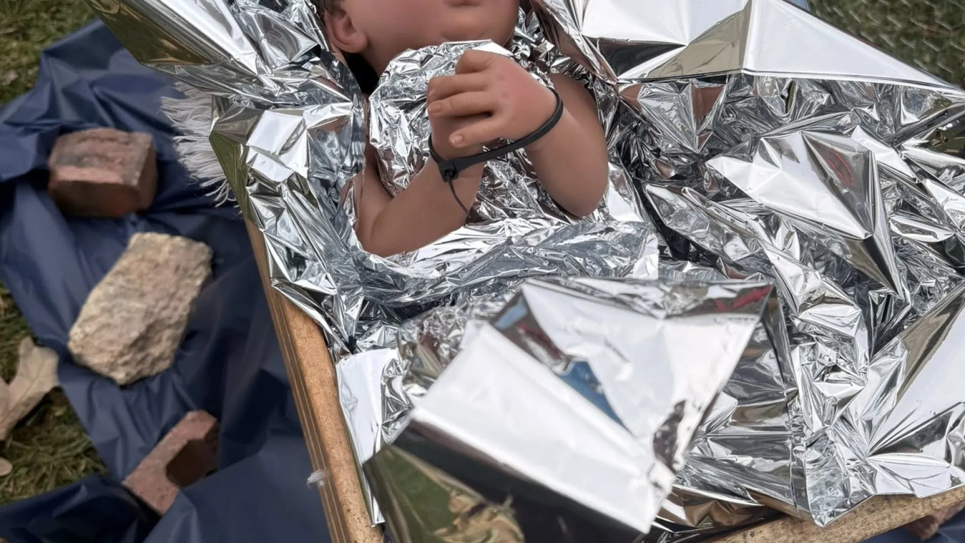 
                    Presépio nos EUA gera polémica: Jesus amarrado por agentes de imigração
                