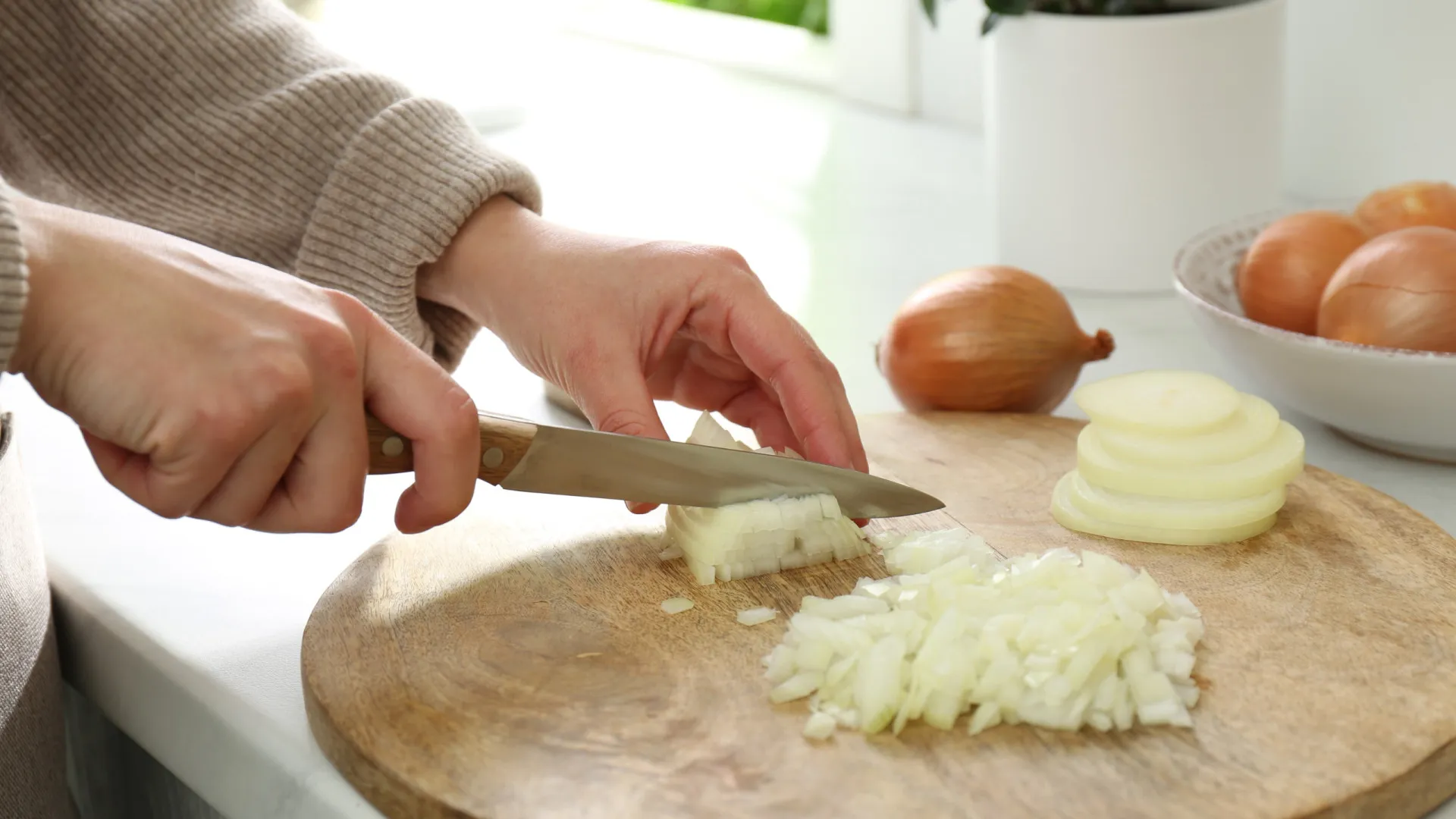 
                    Como tirar o cheiro a cebola das mãos. 4 truques simples, mas eficazes
                