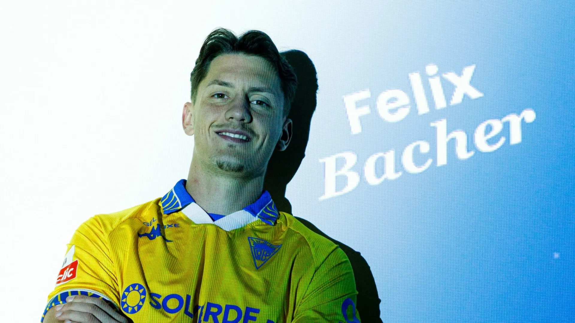 
                    Oficial: Felix Bacher renova com o Estoril Praia
                