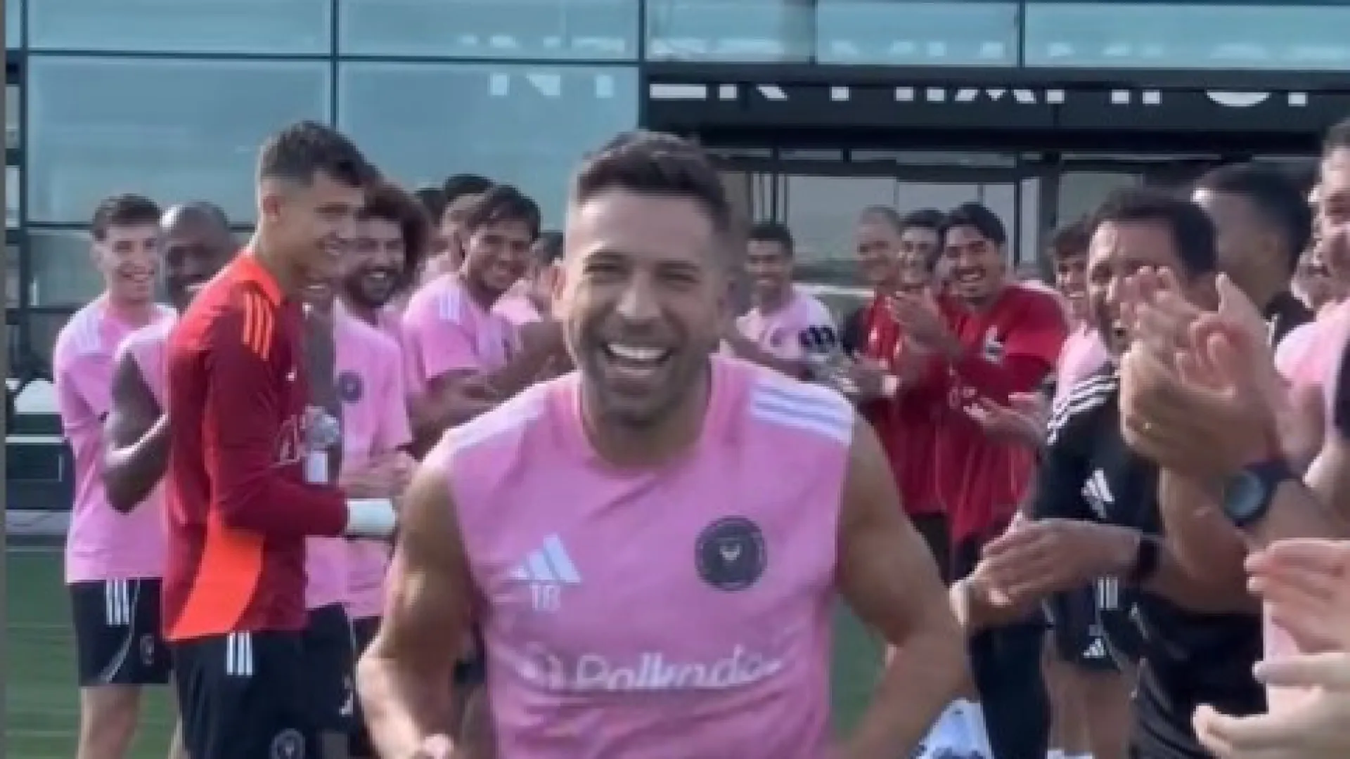 
                    Está perto. Jordi Alba e Busquets terminam carreira na final da MLS
                