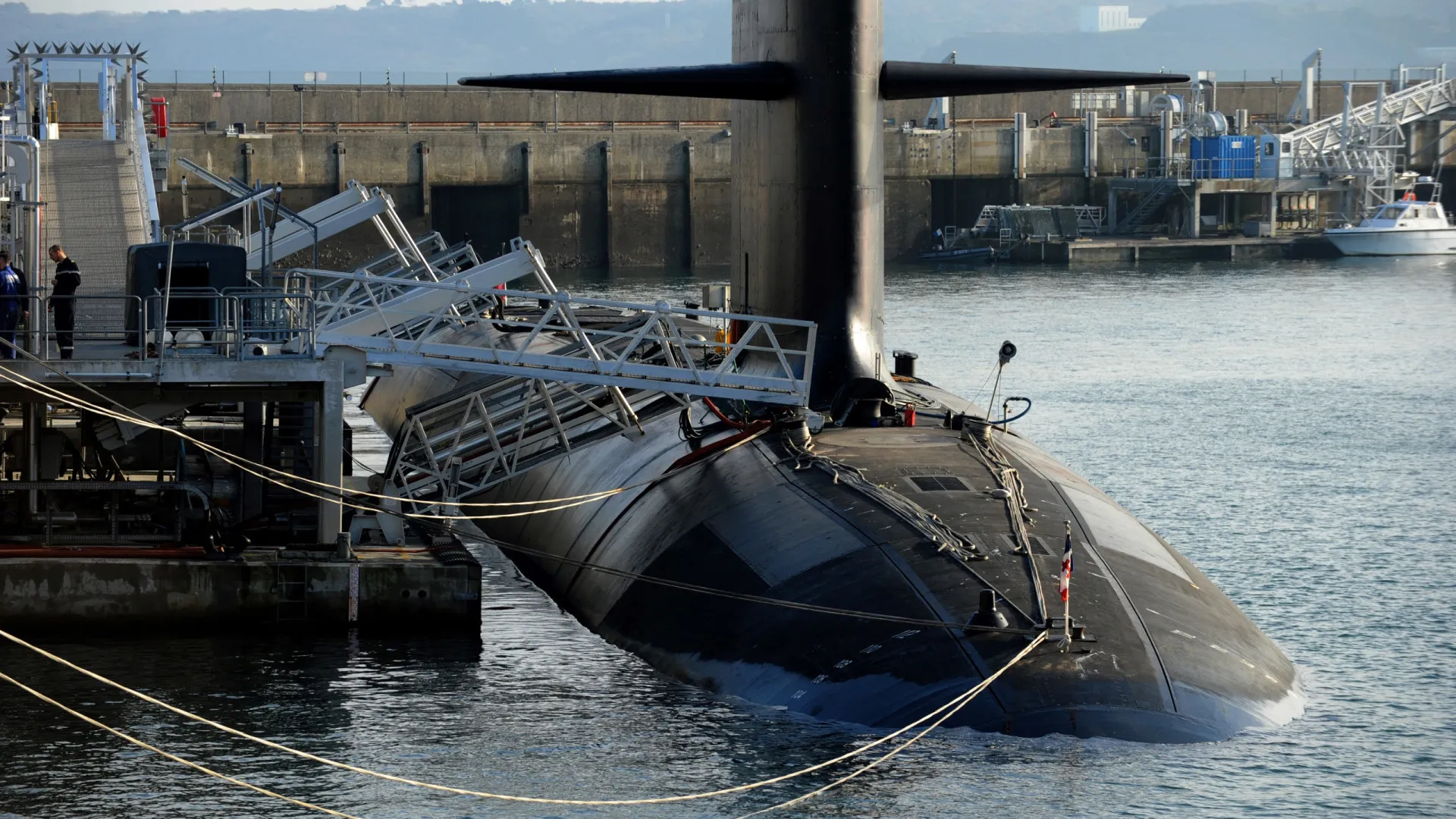 
                    Base francesa com submarinos de mísseis sobrevoada por cinco drones 
                