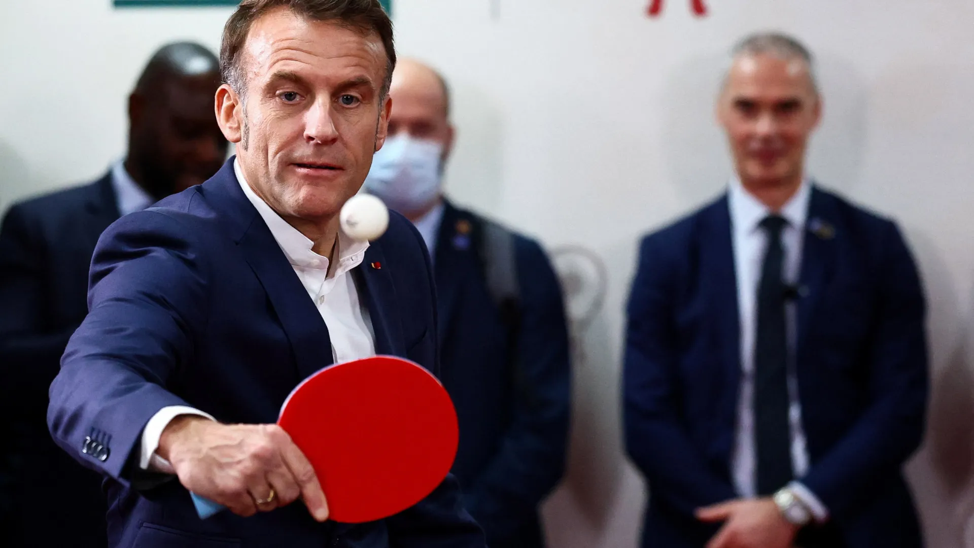
                    Macron termina visita à China a jogar ténis de mesa. Há imagens
                