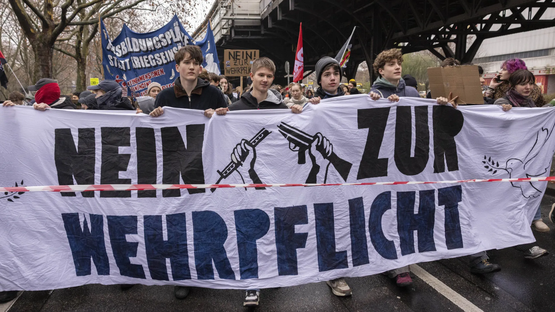 
                    Milhares de estudantes na Alemanha protestam contra regresso do serviço militar
                