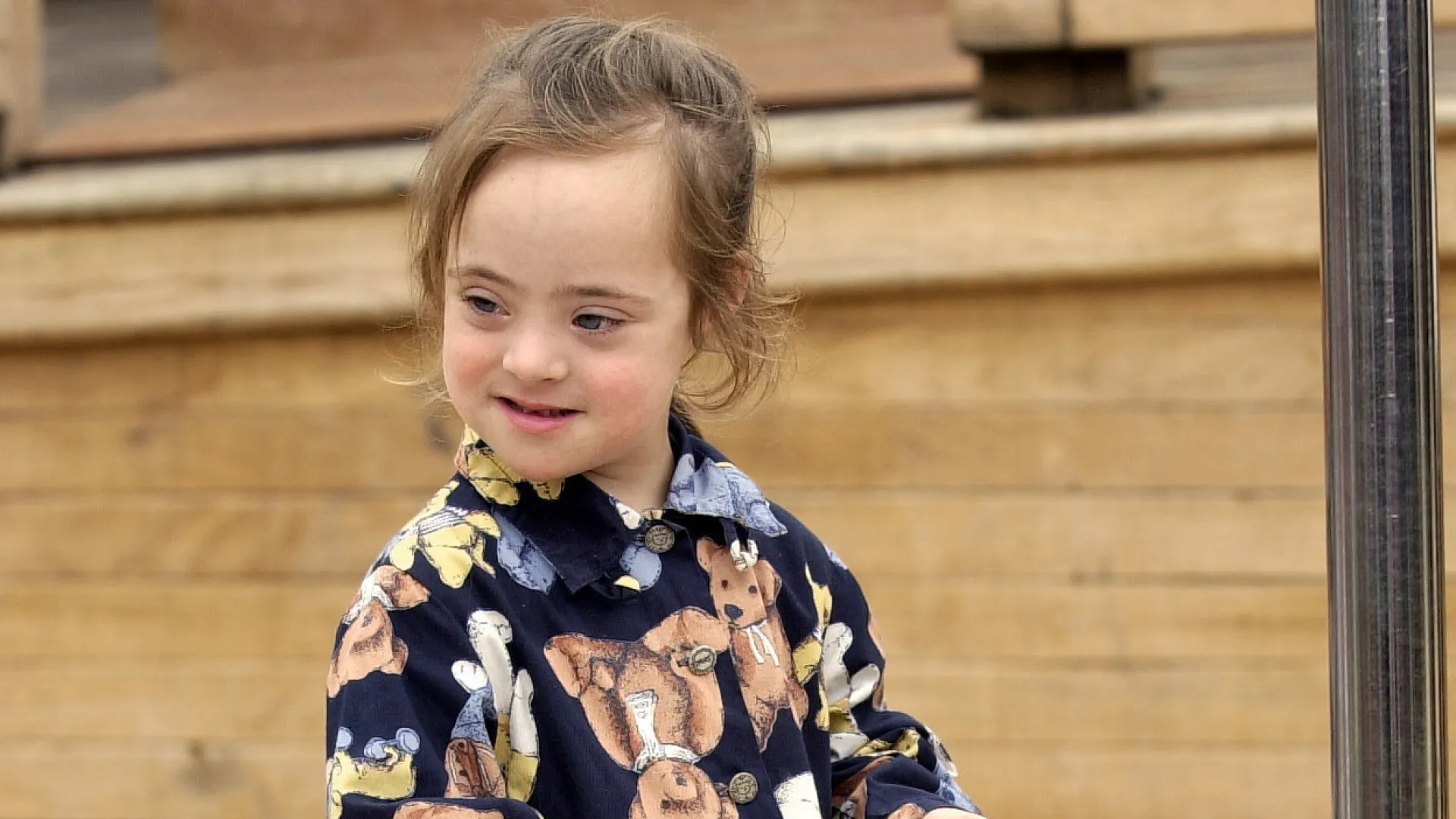 
                    Afilhada de princesa Diana, com síndrome de Down, ajuda a lançar bar
                