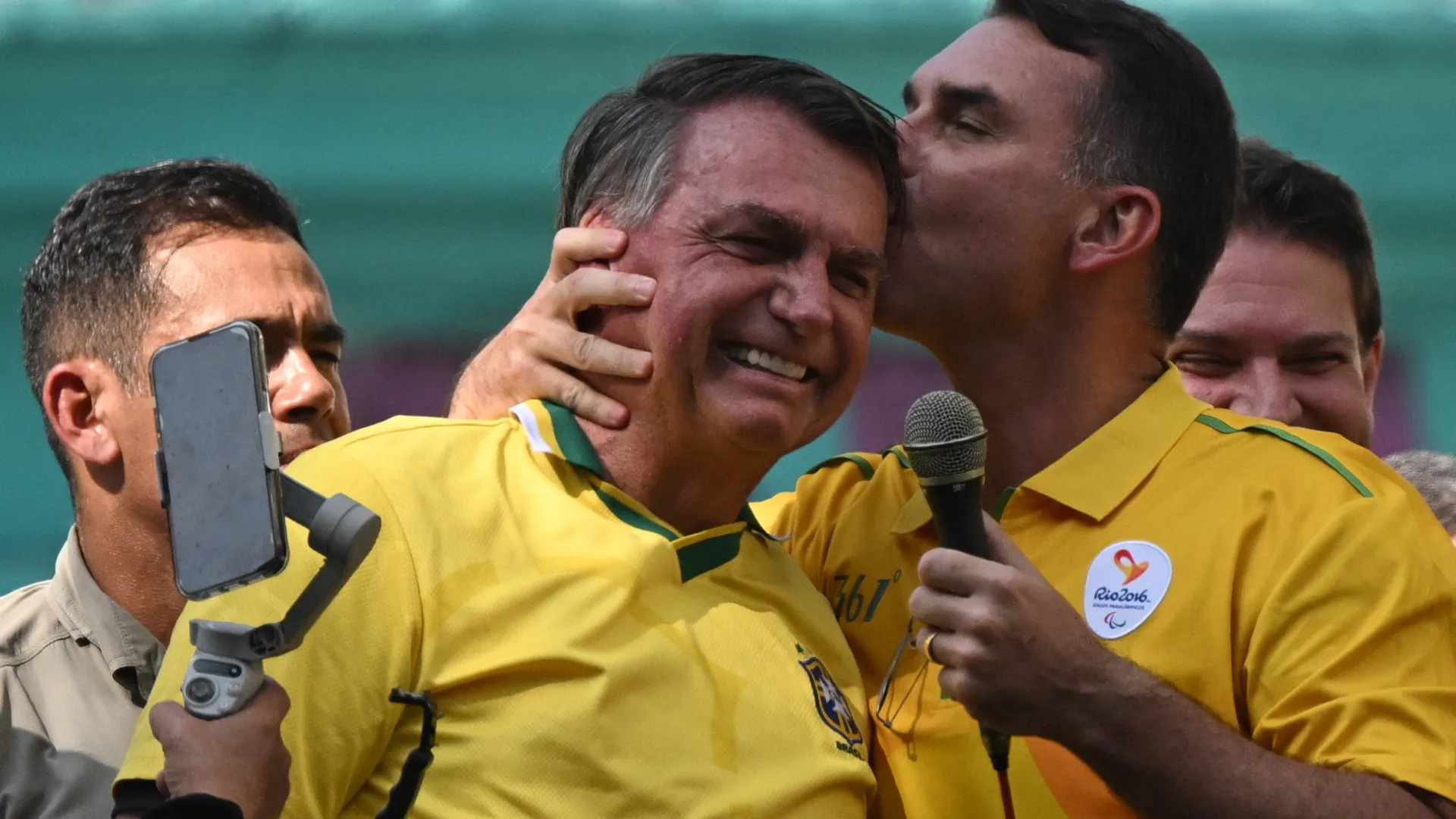 
                    Filho de Bolsonaro candidata-se à presidência do Brasil: 