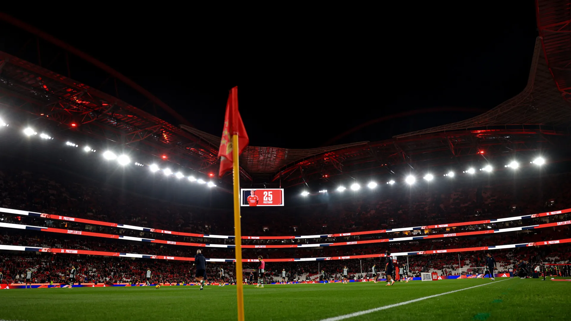 
                    EM DIRETO: Luis Suárez ameaça o primeiro no Benfica-Sporting
                