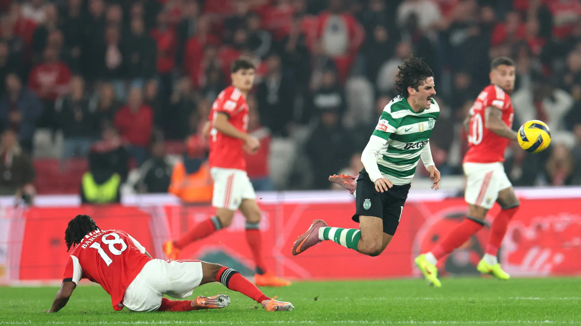 
                    Dérbi ferveu. As melhores imagens do Benfica-Sporting que não viu na TV
                