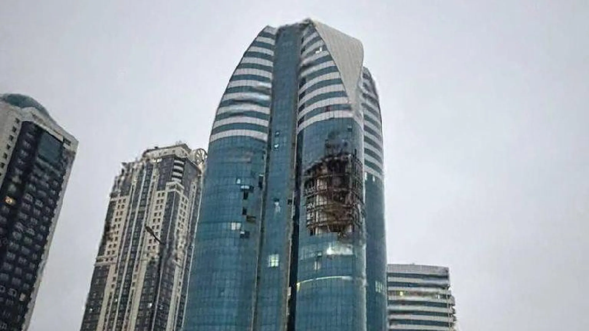 
                    Arranha-céus na Chechénia atingido por ataque de drone ucraniano
                