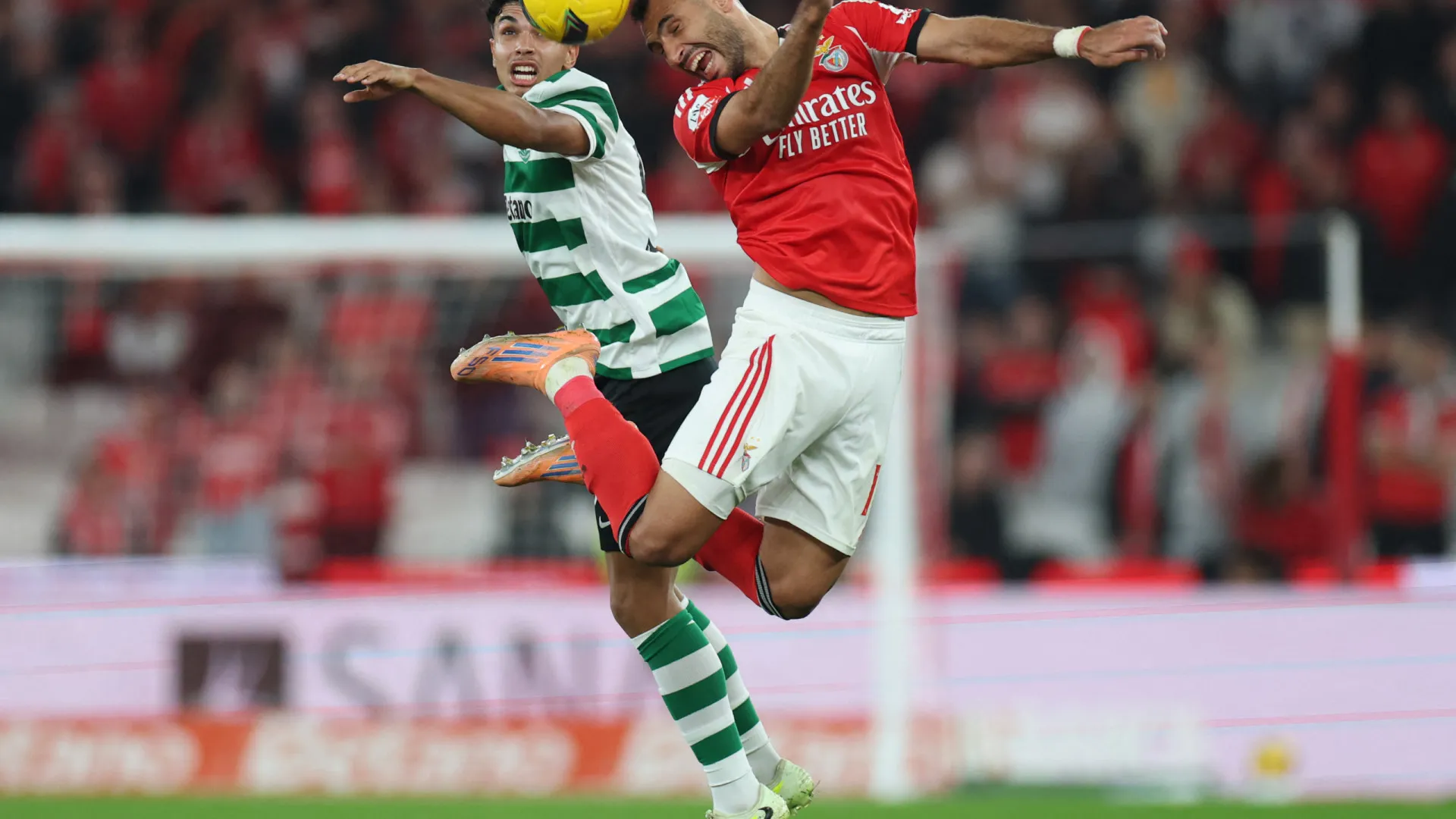 
                    Benfica e Sporting complicam contas e líder FC Porto 'esfrega' as mãos
                