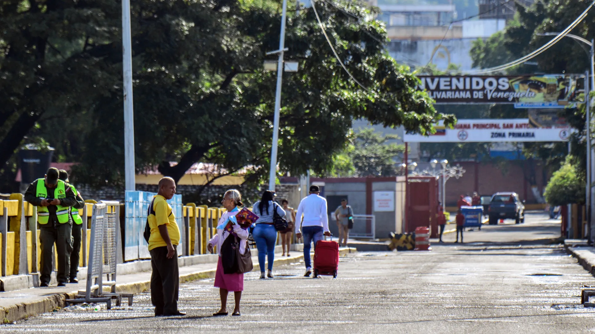 
                    Passageiros desesperam para sair da Venezuela por falta de voos
                