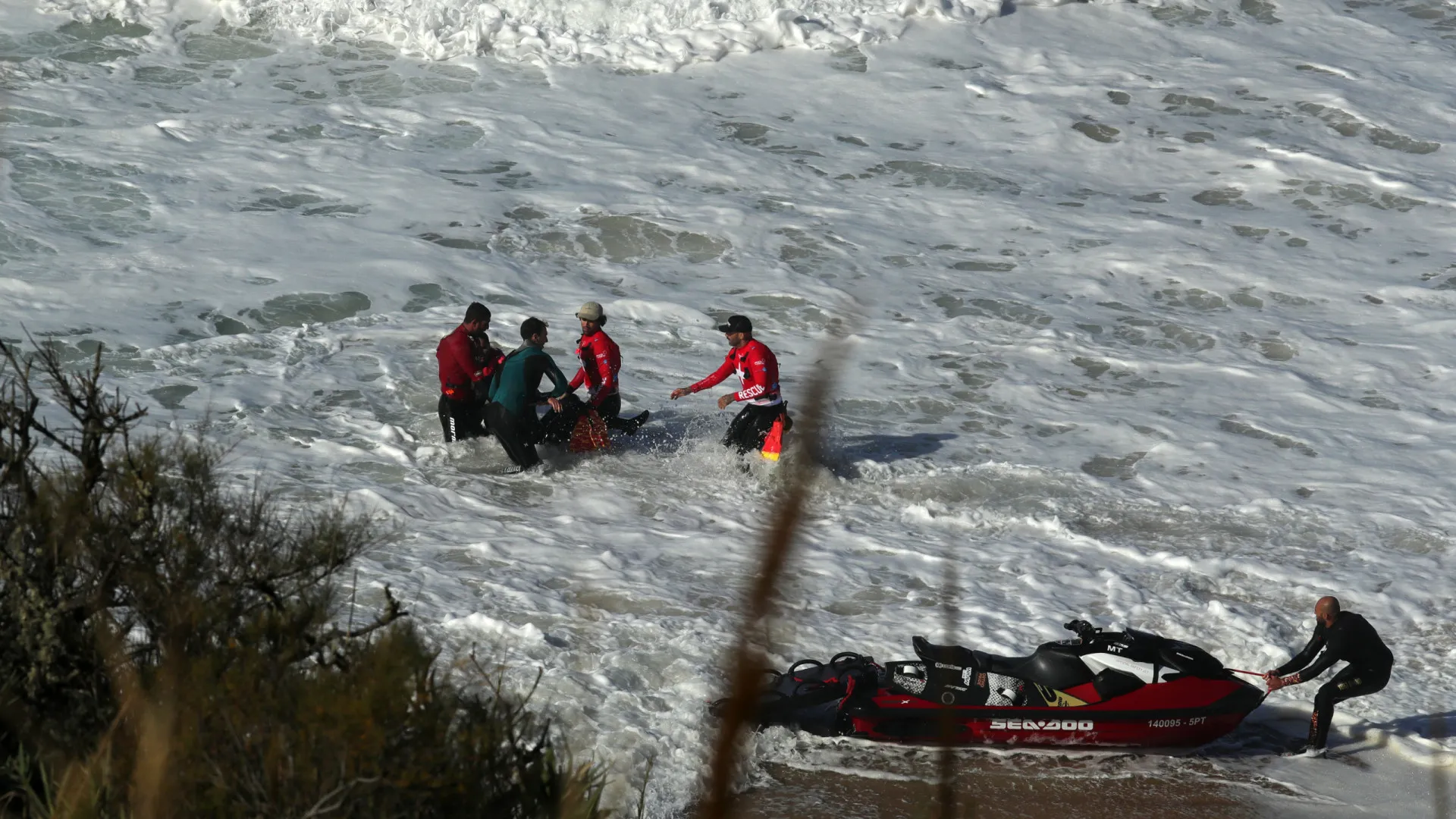 
                    Surfista brasileiro quase morreu afogado na Nazaré: 