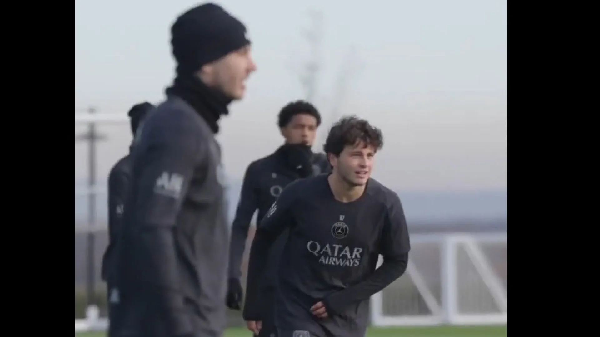 
                    O gesto de João Neves em pleno treino do PSG que está a dar que falar
                