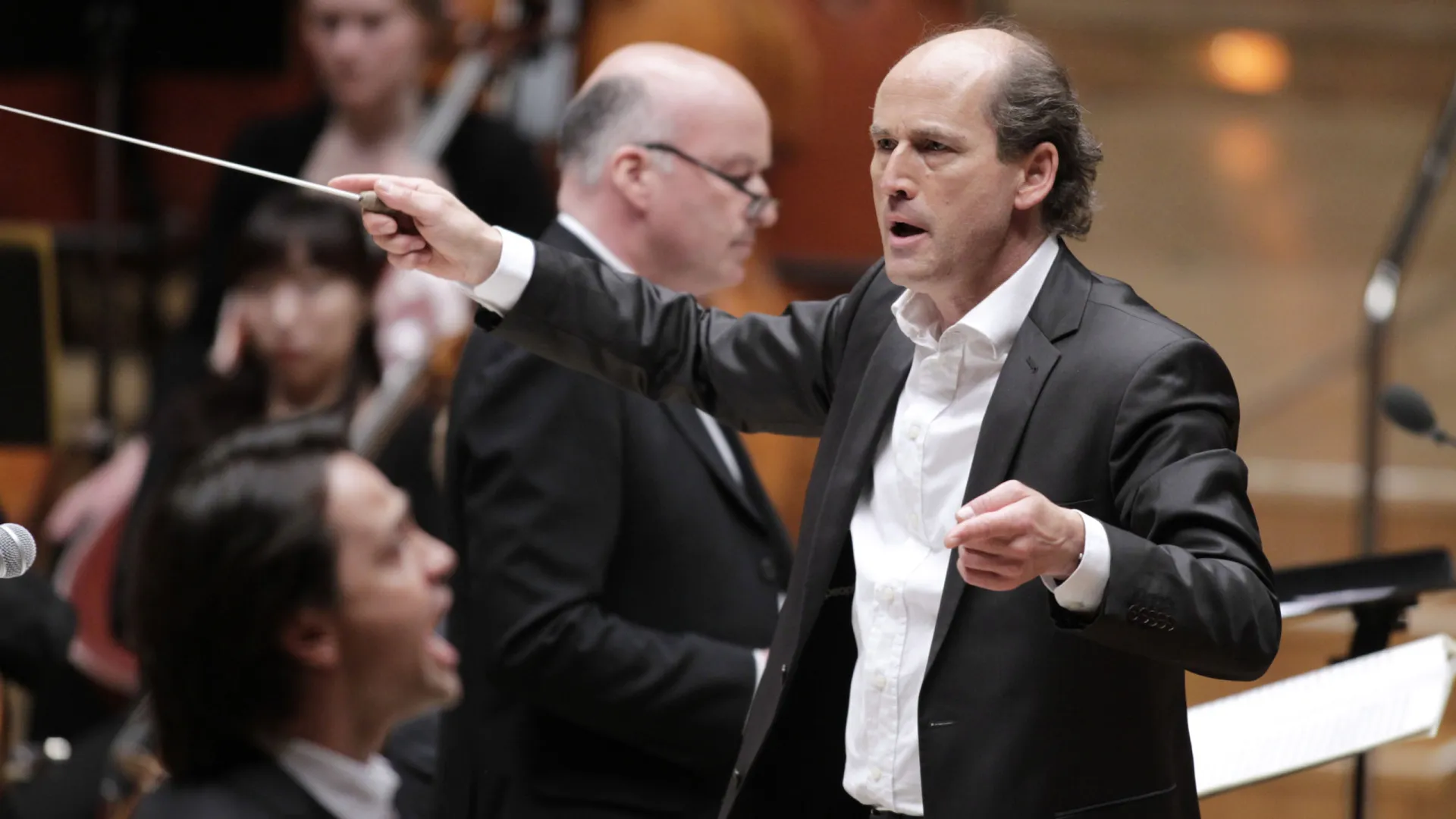 
                    Peter Rundel despede-se do Remix Ensemble como maestro titular a dirigir Frank Zappa
                